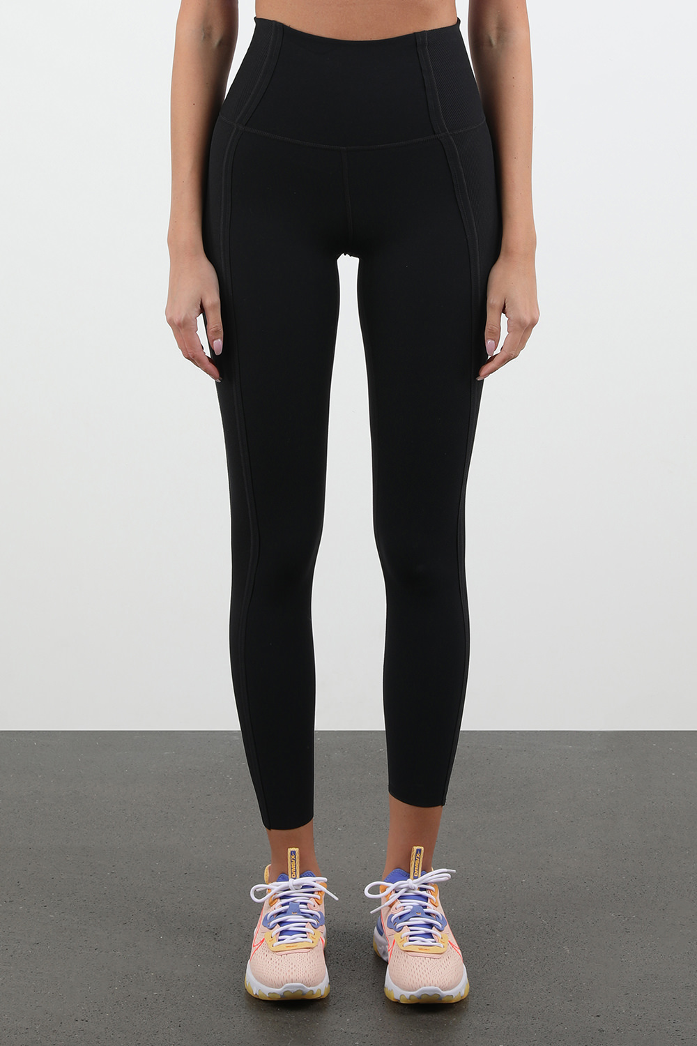 תמונת דוגמן קידמית של מכנסי טייץ באורך 7/8 בצבע שחור