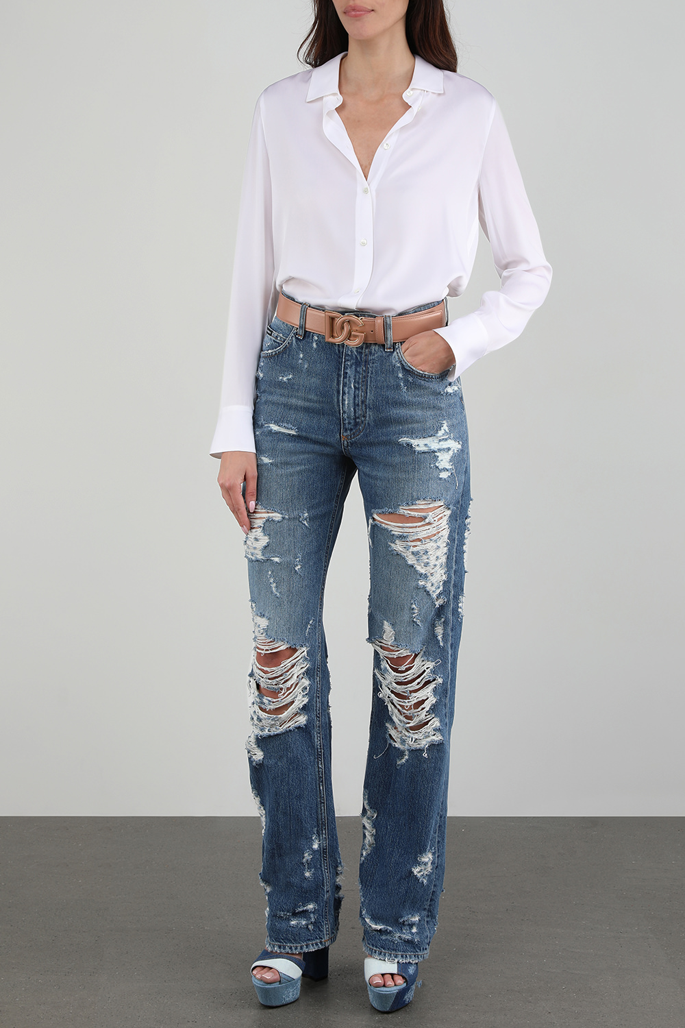 תמונת דוגמן קידמית של חגורת עור ורודה עם אלמנט לוגו