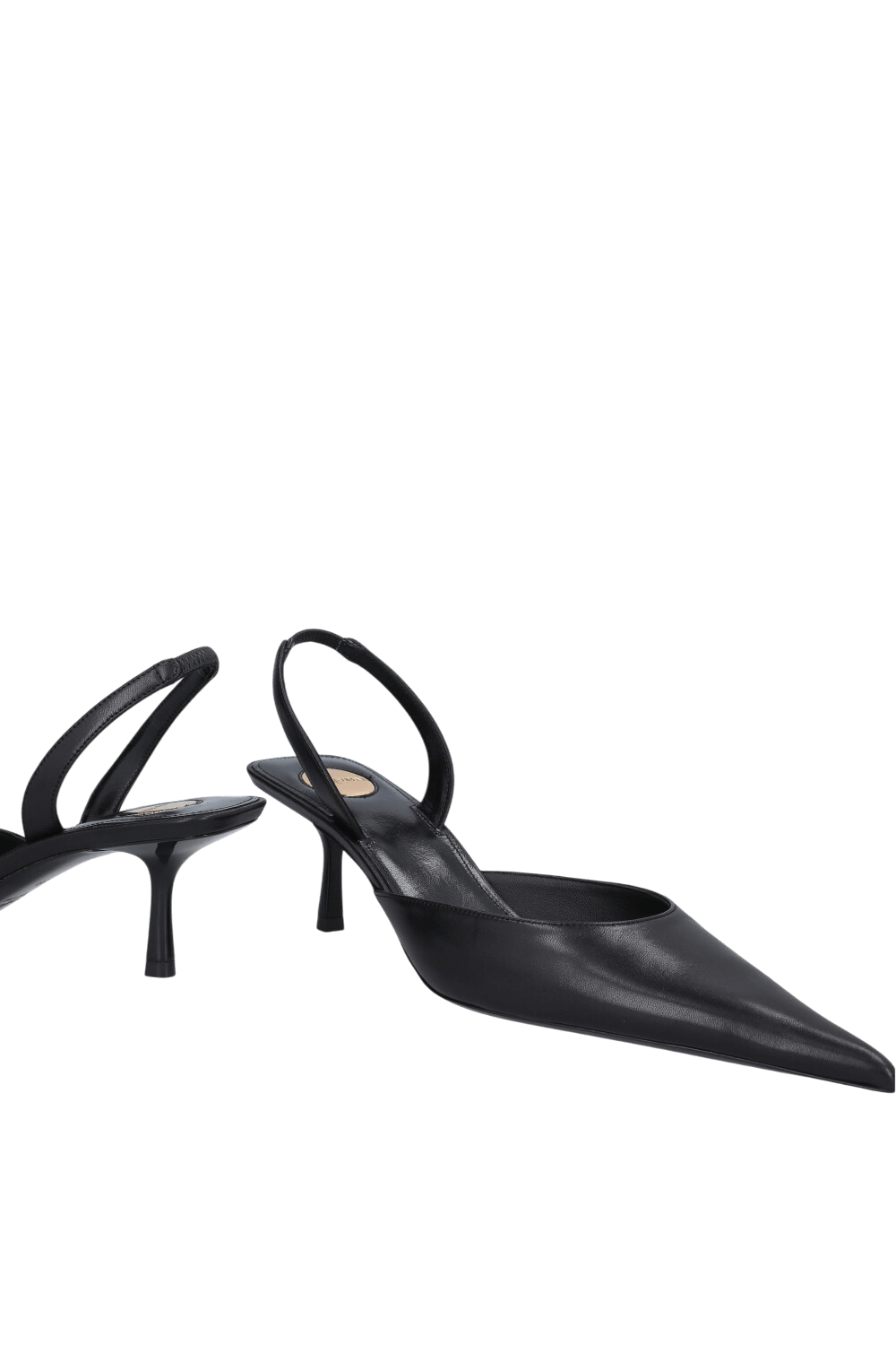 תמונת תקריב של נעלי עקב סלינג בק