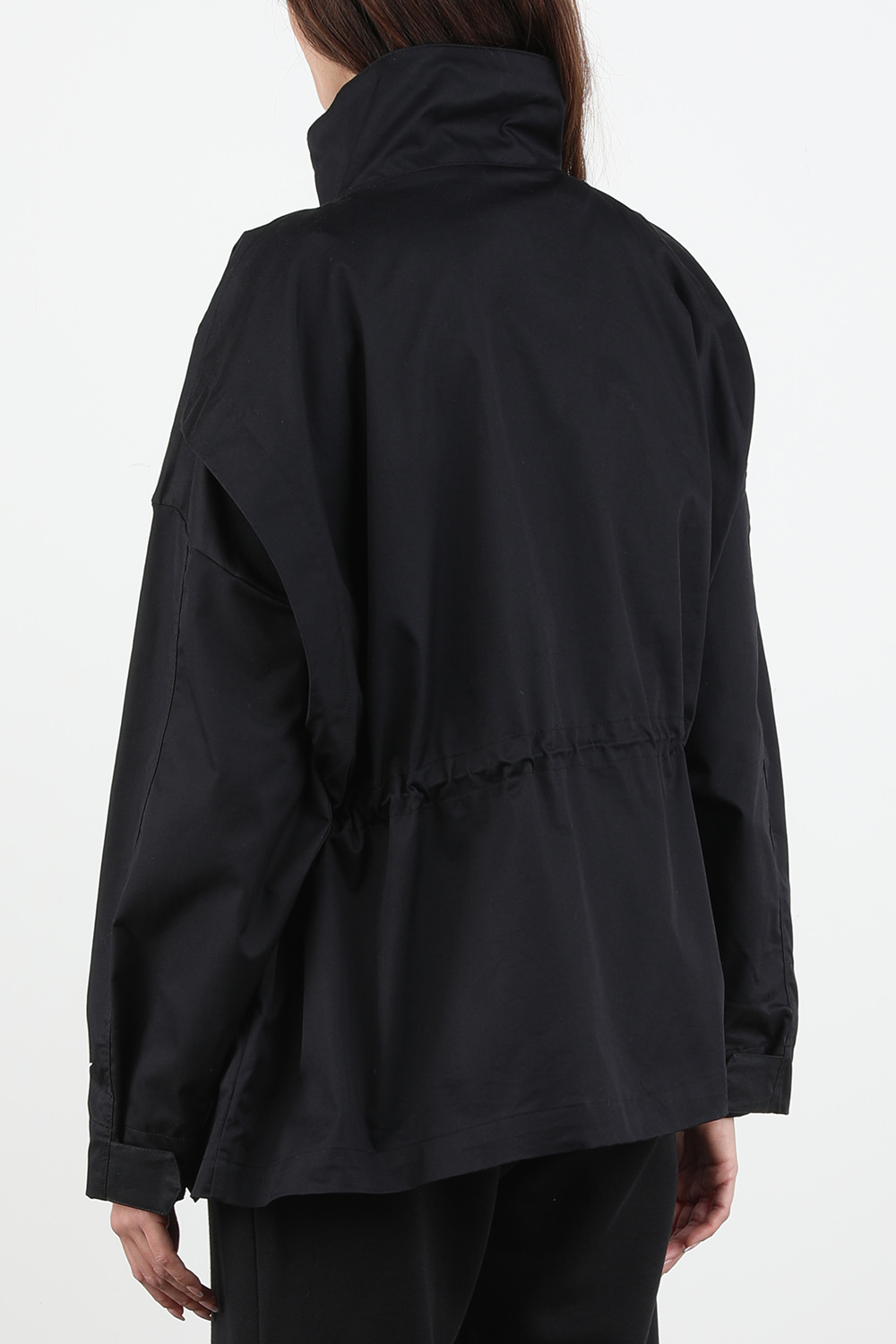 תמונת דוגמן אחורית של מעיל דק אסנטיאל קולקשן בגוון שחור