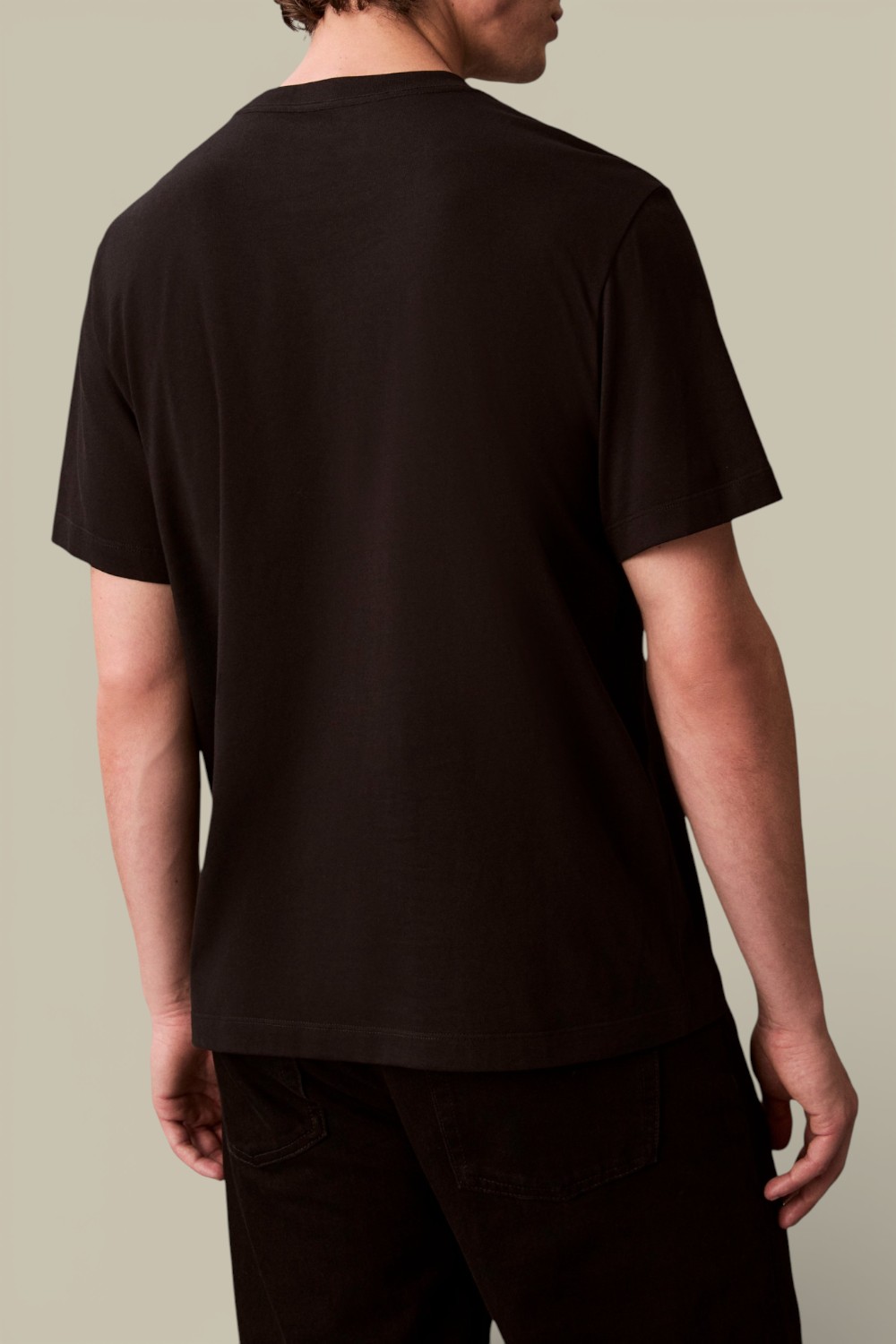 תמונת דוגמן אחורית של חולצת טי