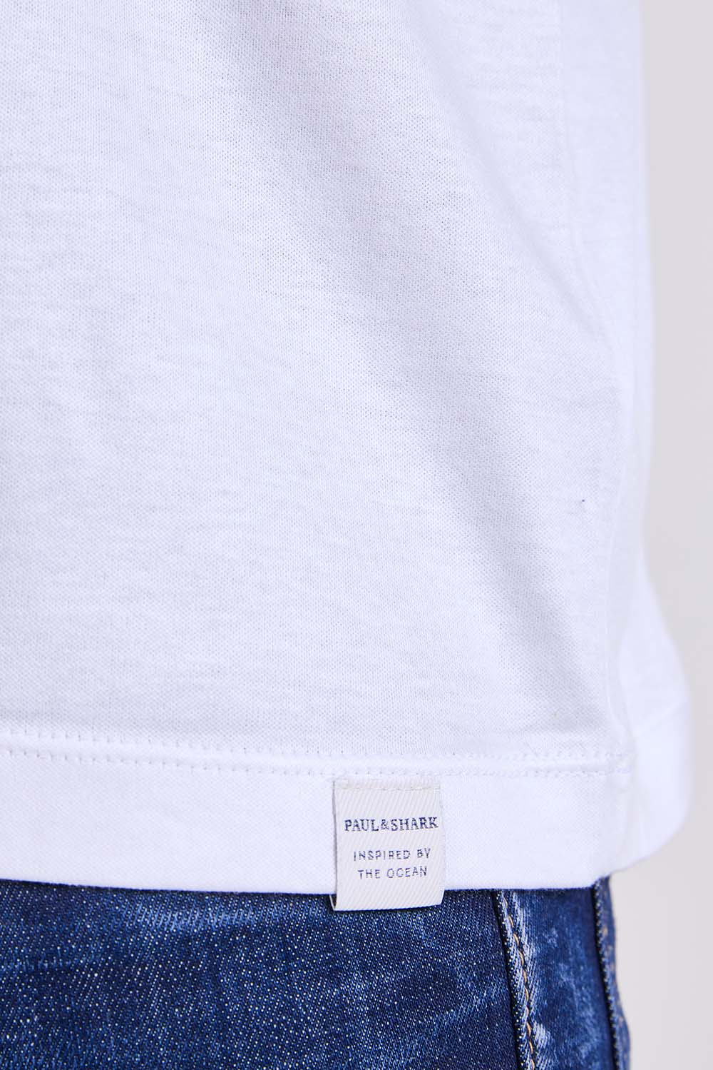 תמונת תקריב דוגמן של חולצת טי בגזרה ישרה