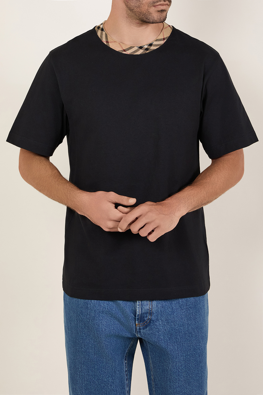 תמונת דוגמן קידמית של חולצת טי עם צווארון משבצות