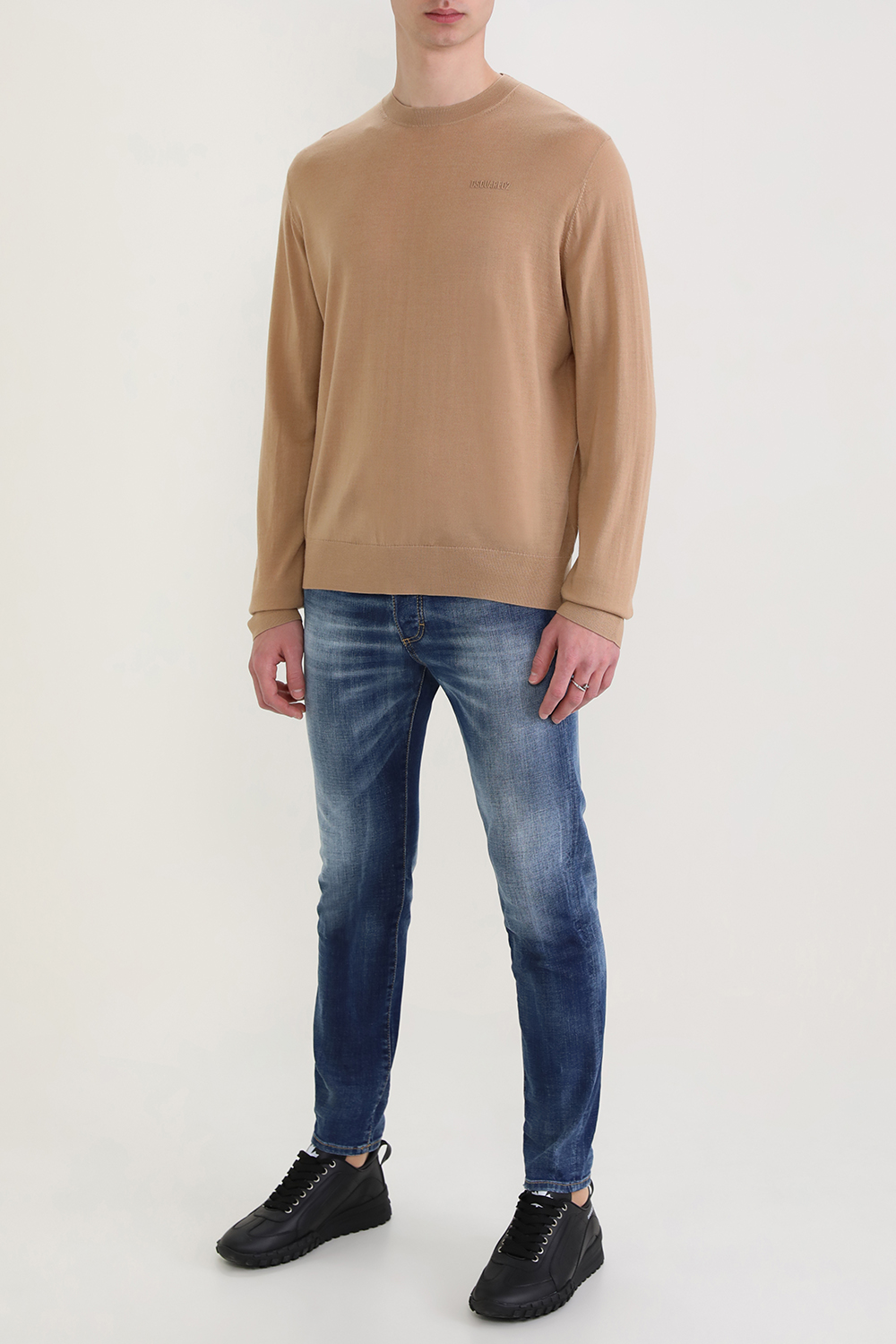 תמונת דוגמן קידמית של טבעת כסף מסמר עם חריטות