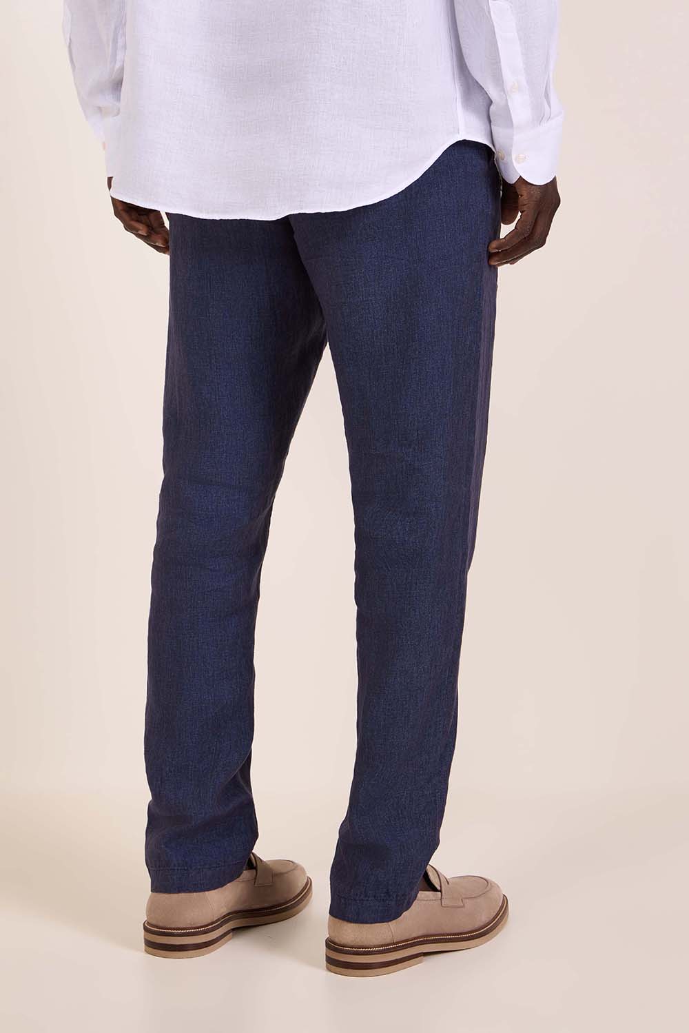 תמונת דוגמן אחורית של מכנסי צ'ינו פשתן