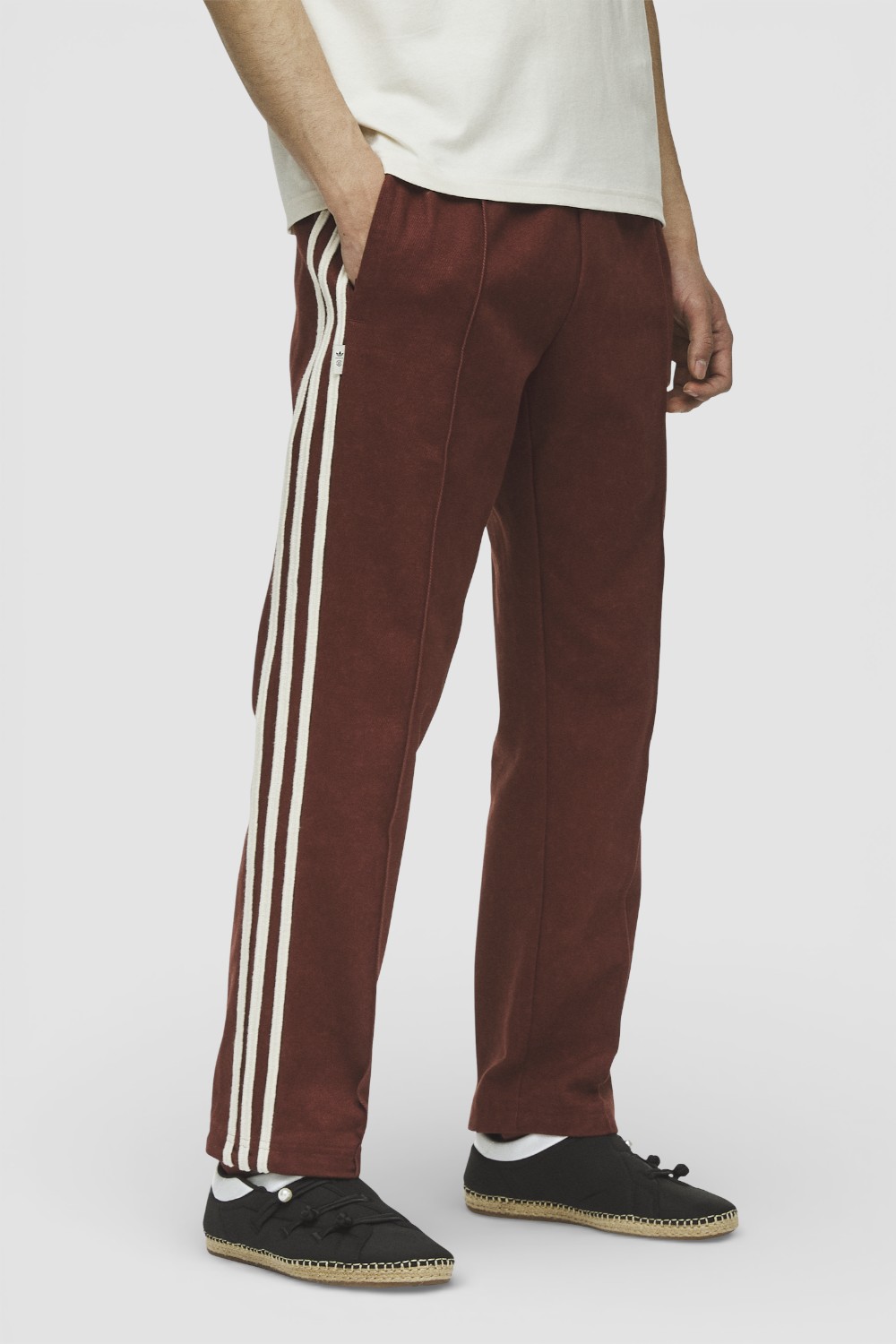 תמונת דוגמן קידמית של מכנסי ג'וגר אדיסון צ'אן x אדידס