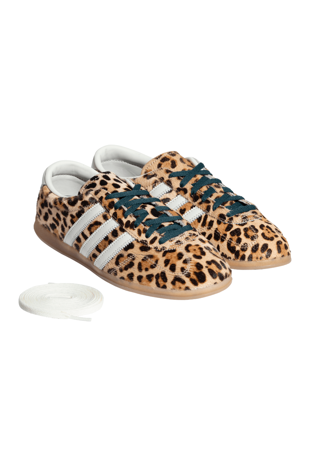 תמונת תקריב של נעלי סניקרס גזל לו פרו