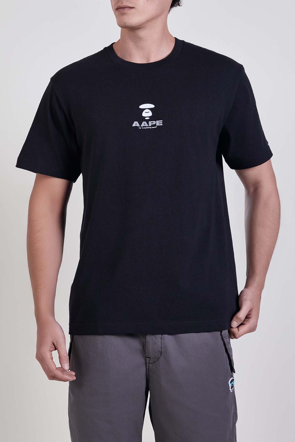 תמונת דוגמן קידמית של חולצת טי בגזרה ישרה