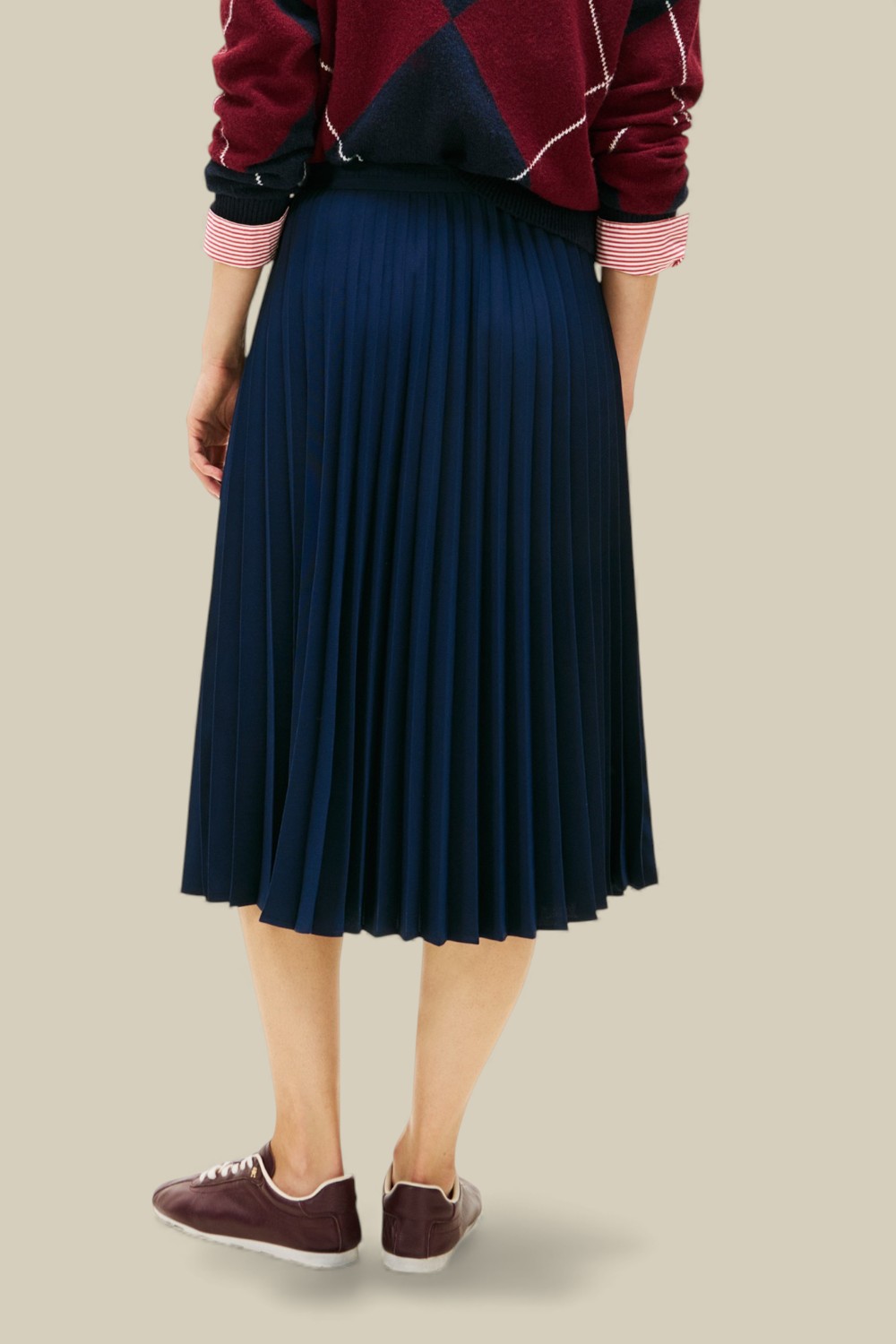 תמונת דוגמן אחורית של חצאית מידי פליסה