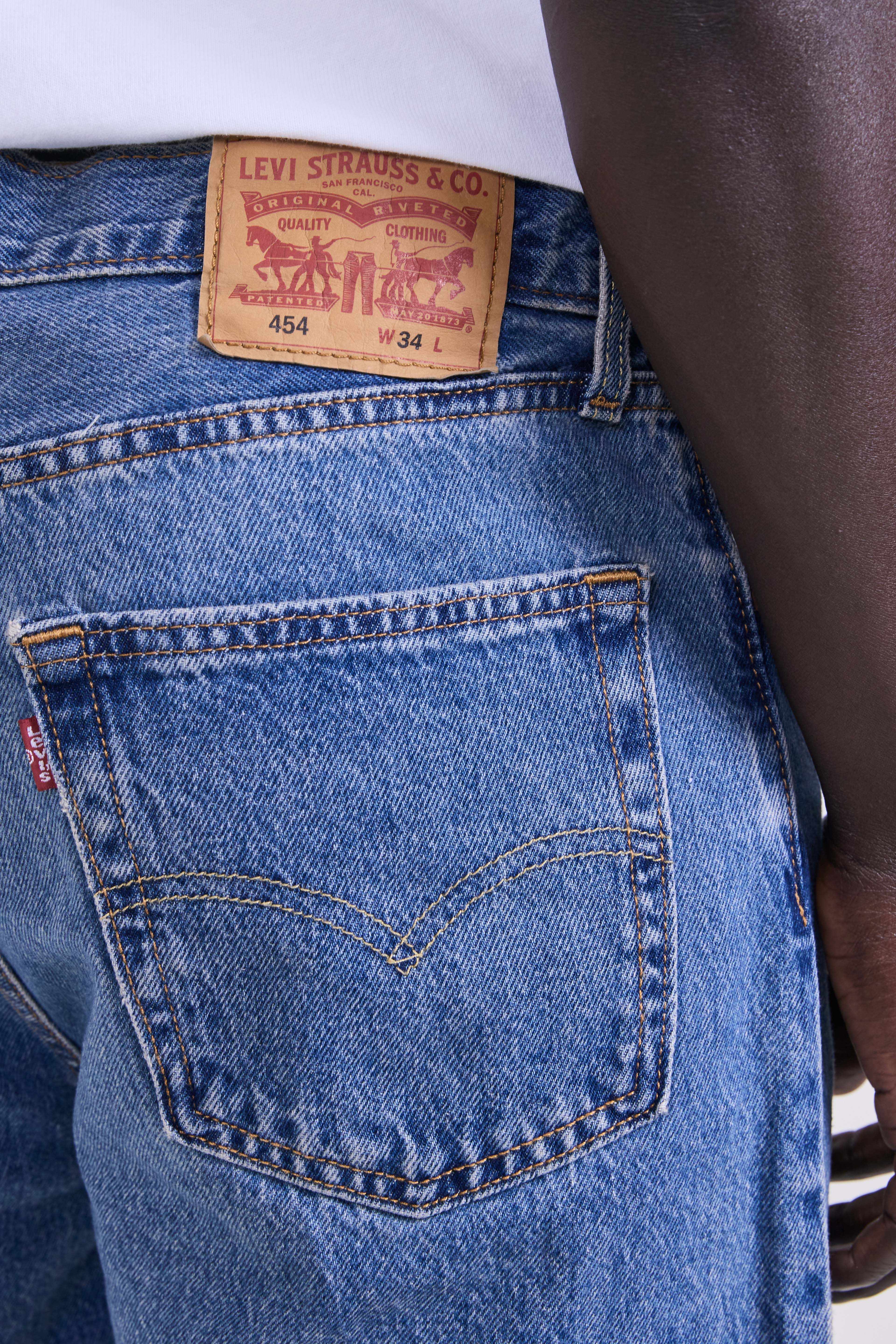 תמונת תקריב דוגמן של מכנסי ג'ינס קצרים 454