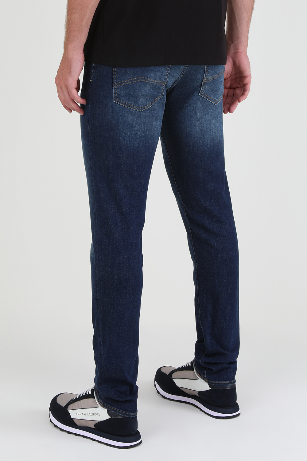 תמונת דוגמן אחורית של מכנסי סקיני ג'ינס