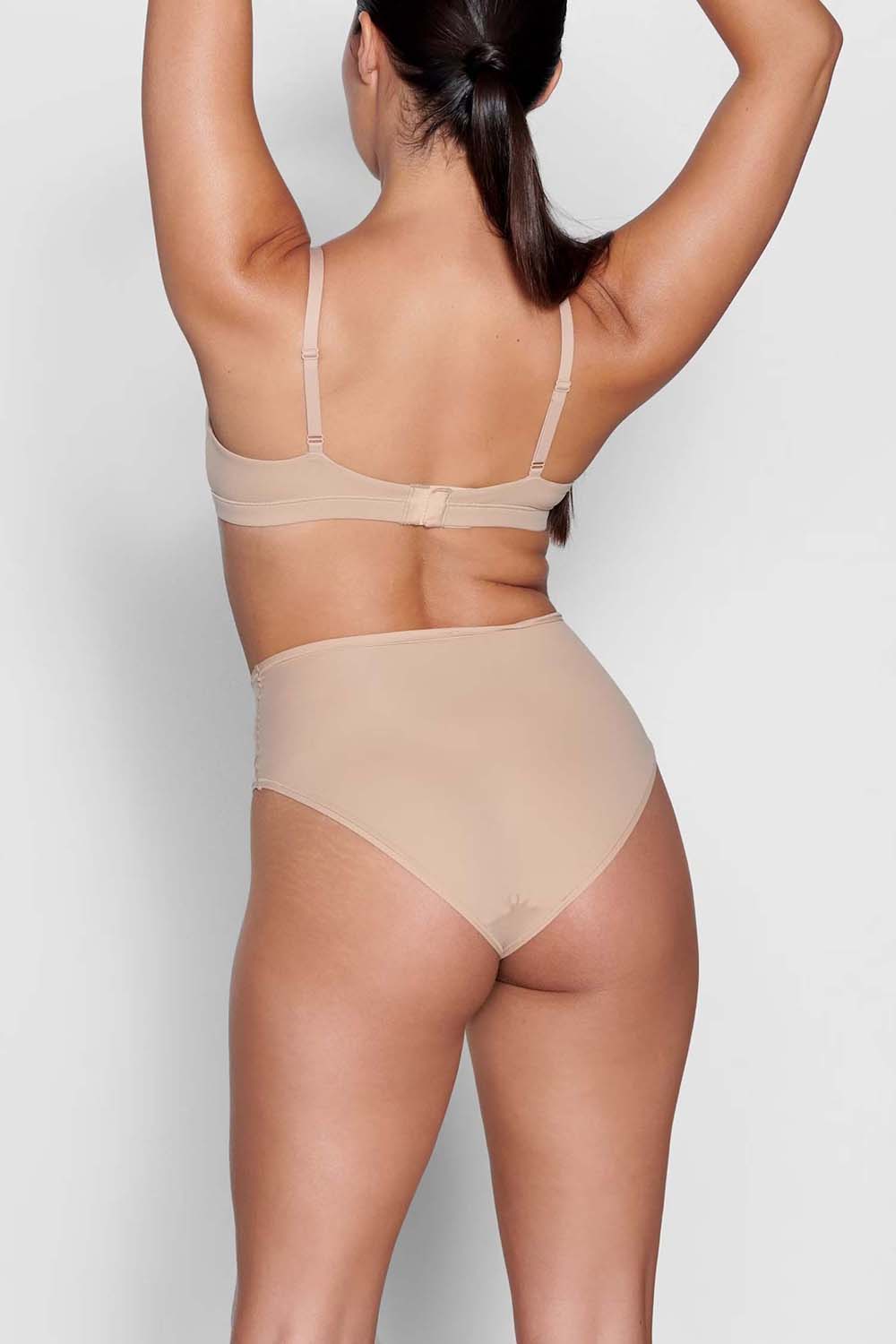 תמונת דוגמן אחורית של CROSSOVER BRALETTE