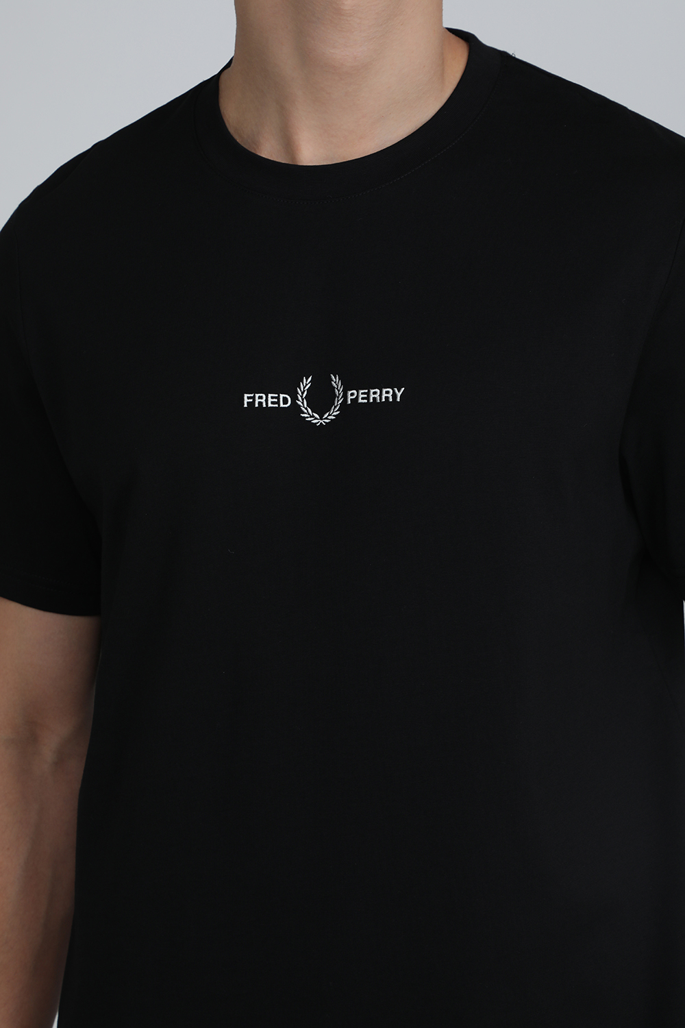 חולצת טי מכותנה עם לוגו רקום FRED PERRY