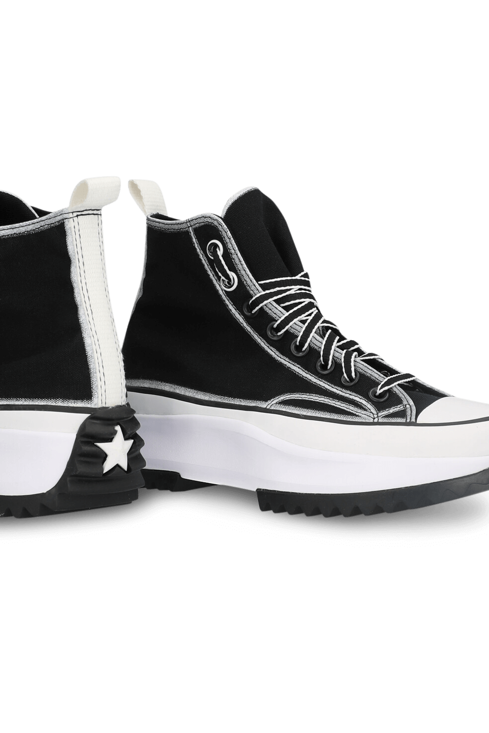 תמונת תקריב של נעלי סניקרס סטאר ברכיסה גבוהה