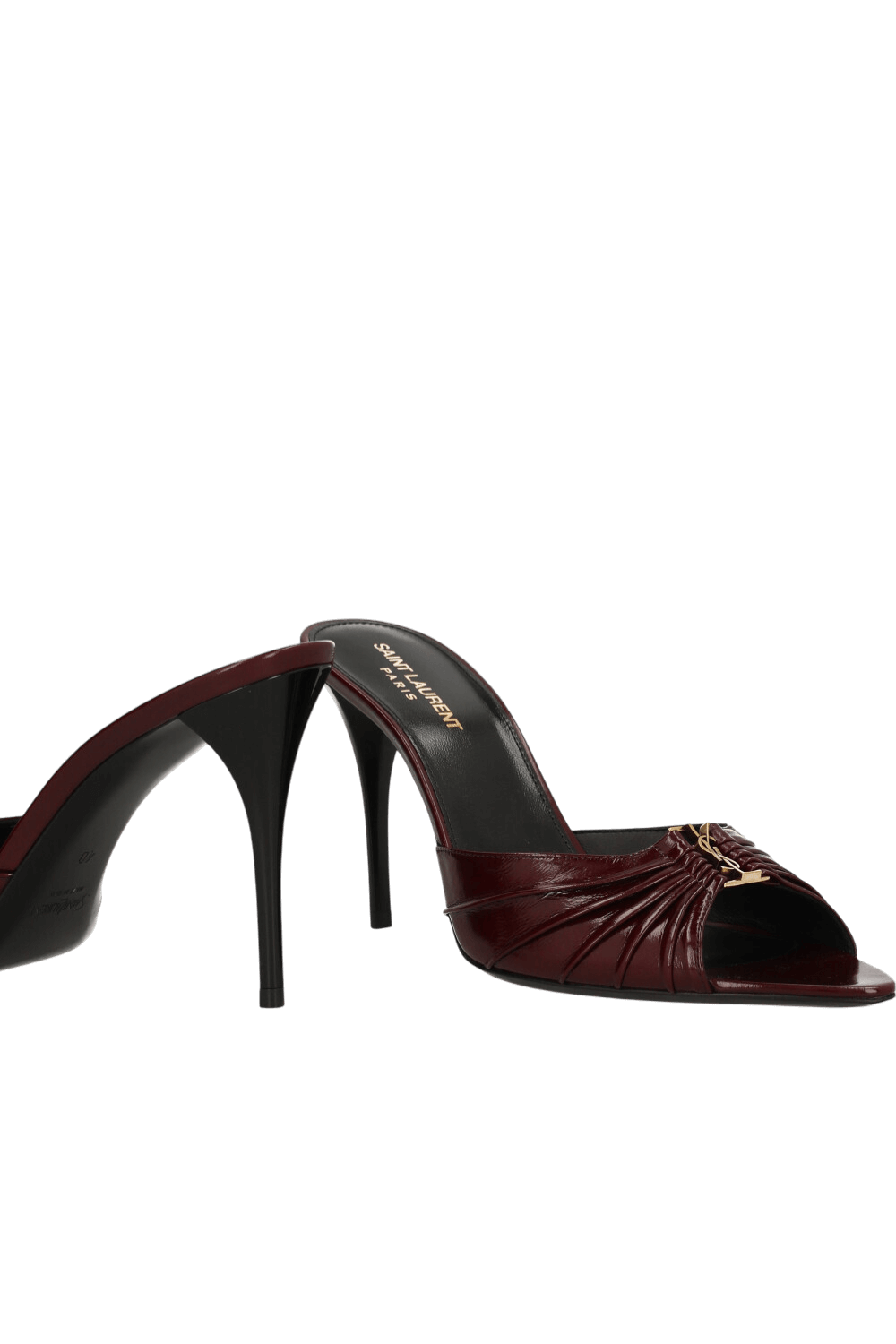 תמונת תקריב של נעלי עקב מיולס