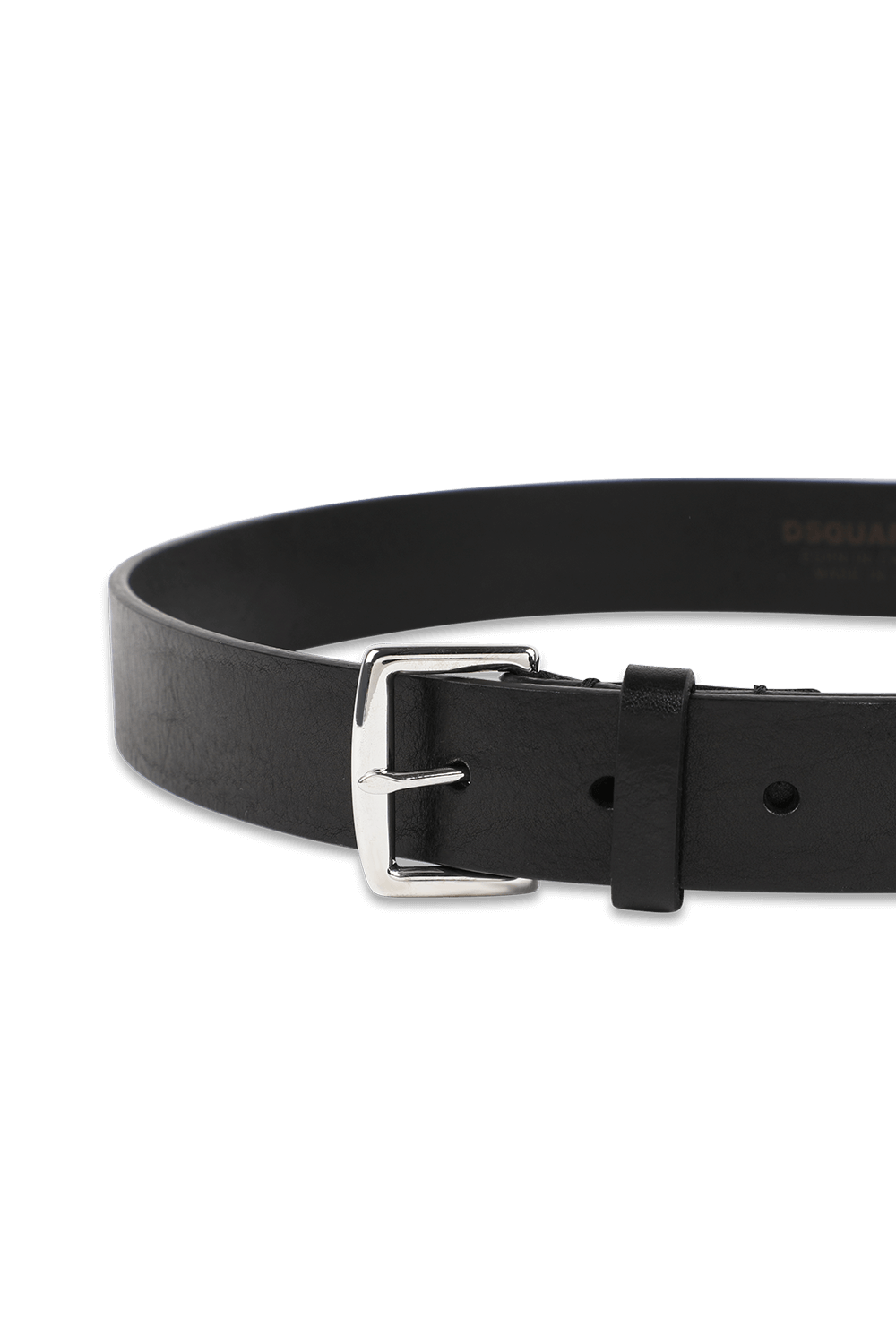 תמונת תקריב של חגורת עור עם אבזם מטאלי כסוף