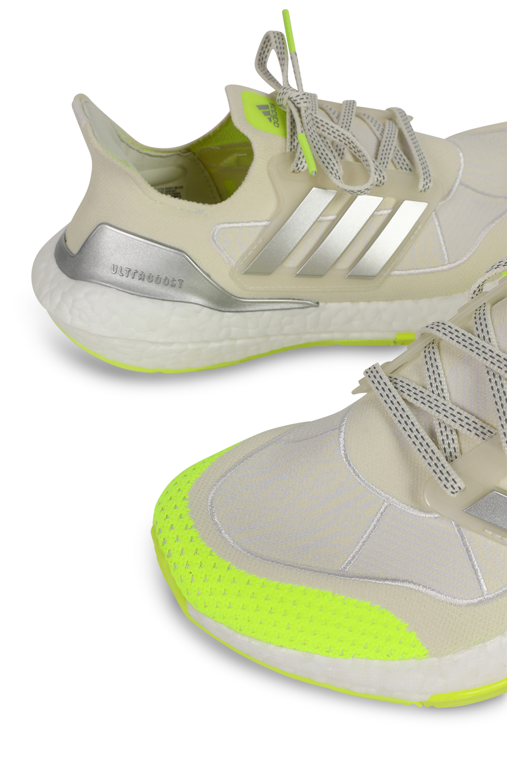 תמונת תקריב של אדידס X אייבי פארק נעלי ריצה אולטרה בוסט