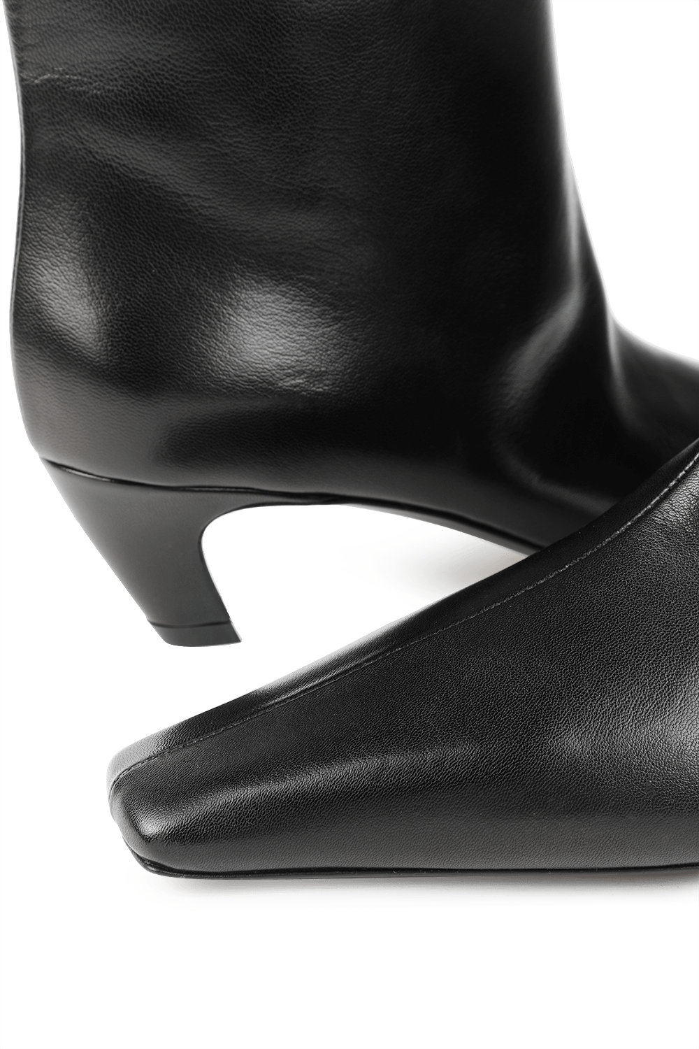 תמונת תקריב של מגפוני אריזונה שחורים מעור