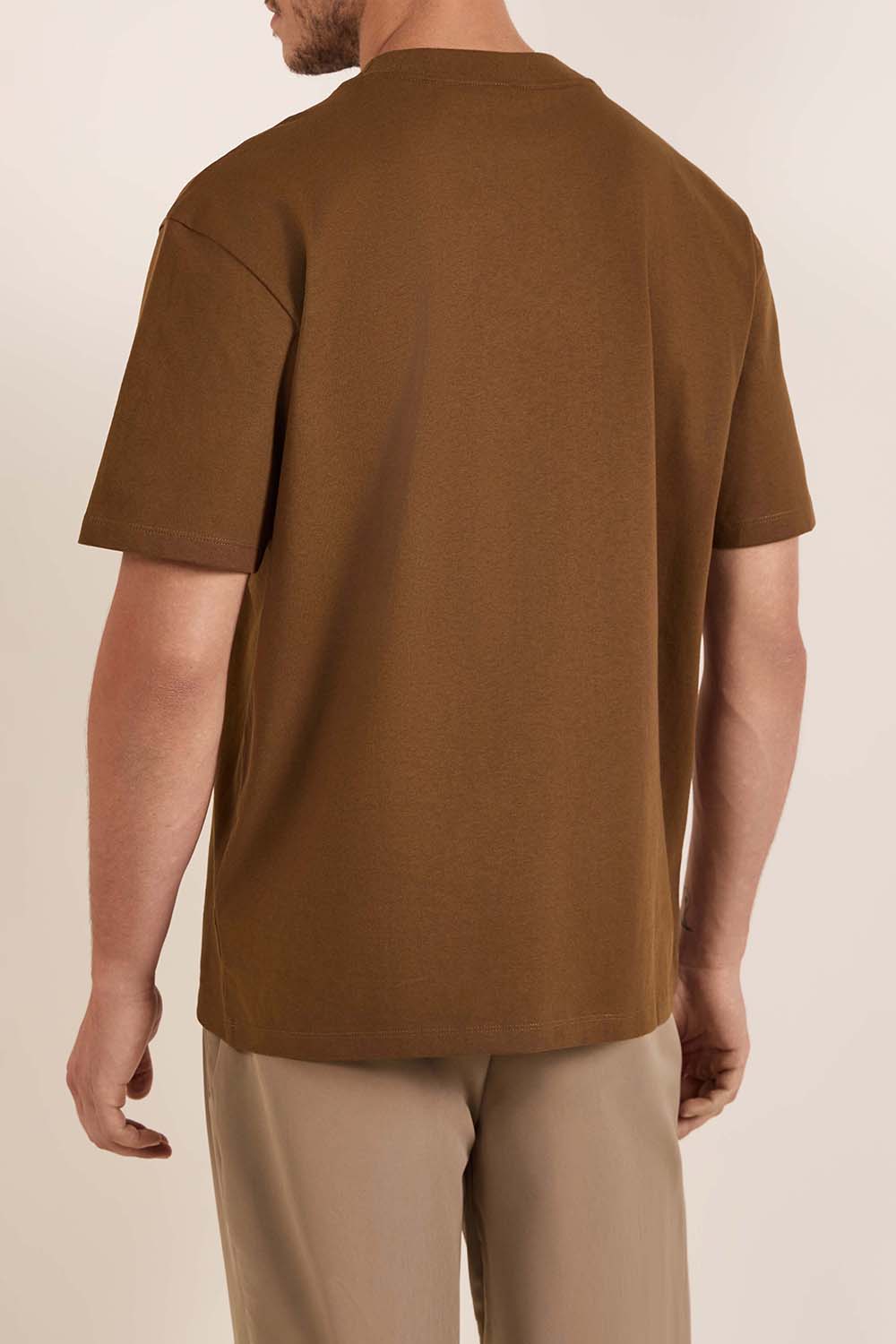 תמונת דוגמן אחורית של חולצת טי