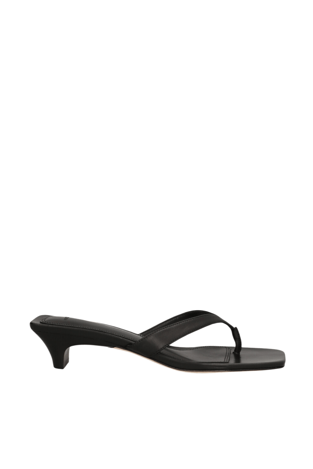 תמונה קידמית של סנדלי עקב