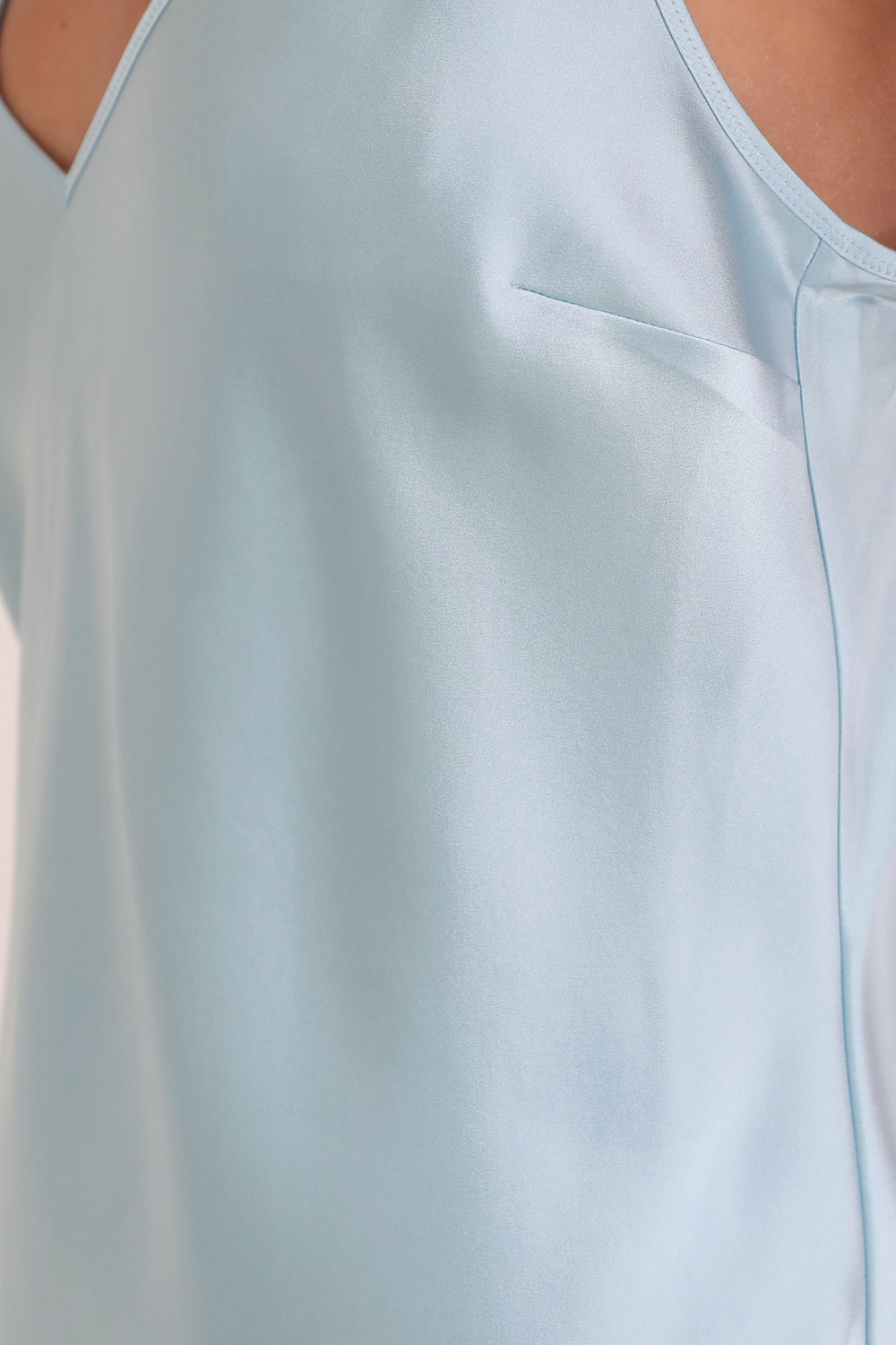 תמונת תקריב דוגמן של גופית משי סאטן