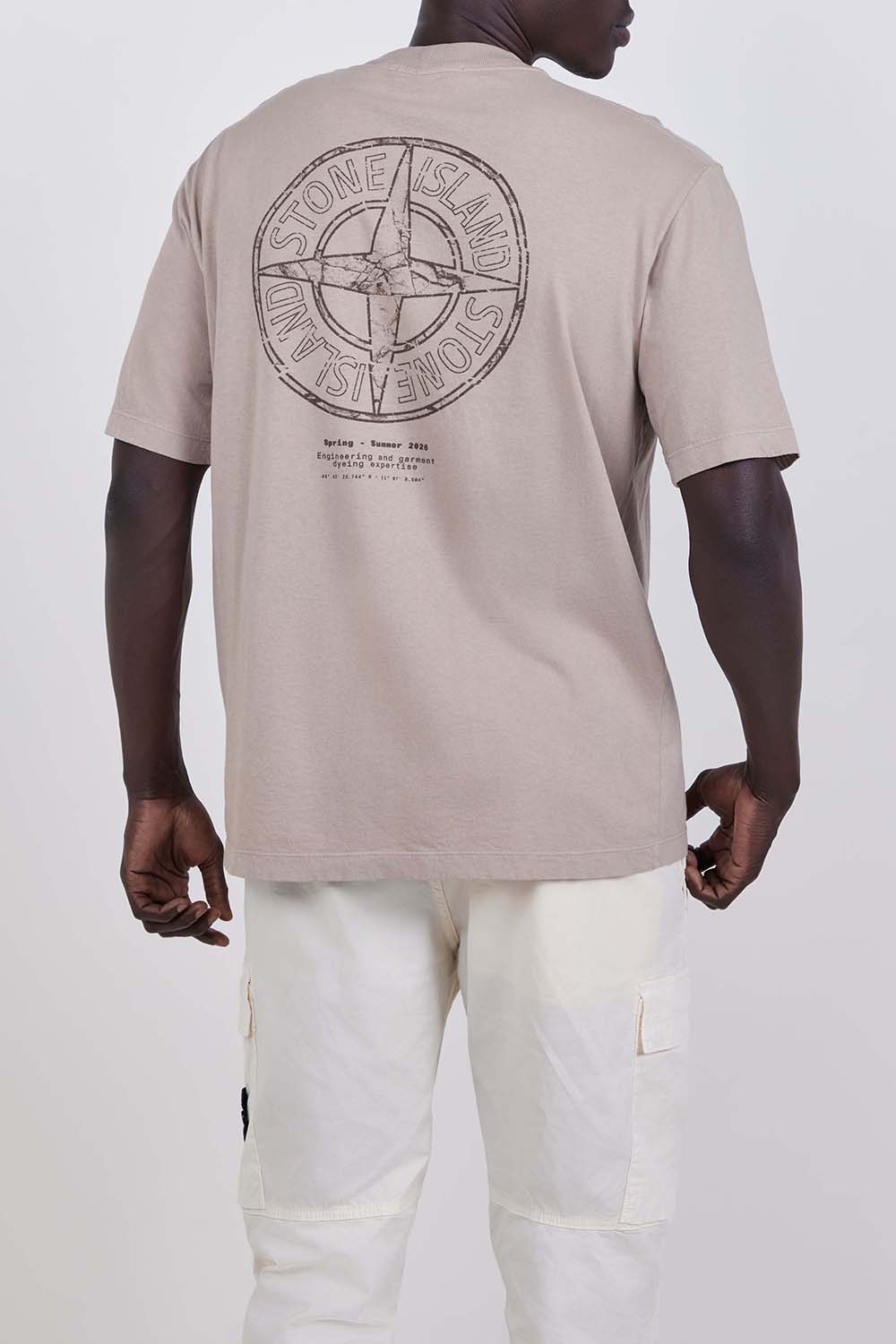 תמונת דוגמן אחורית של חולצת טי