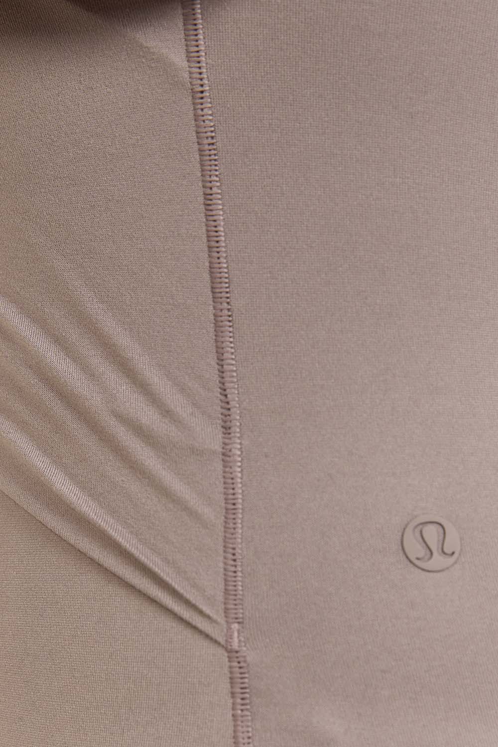 תמונת תקריב דוגמן של Plush Velour Oversized Hoodie