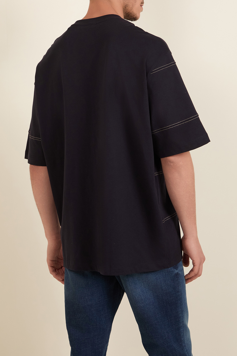 תמונת דוגמן אחורית של חולצת טי