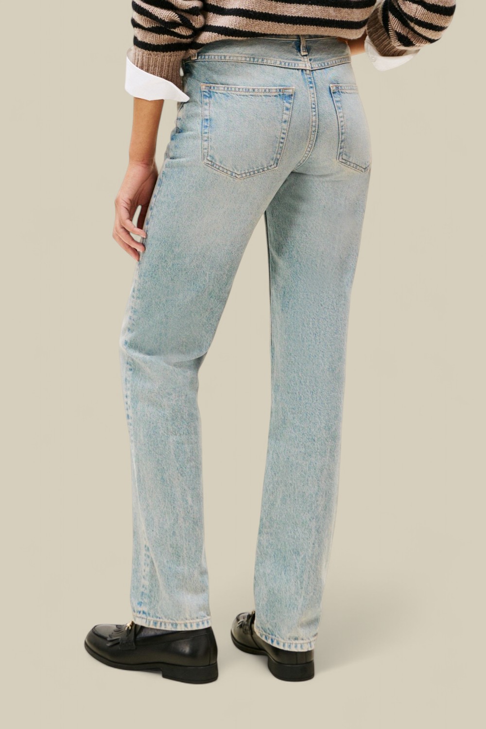 תמונת דוגמן אחורית של מכנסי ג'ינס בגזרה ישרה