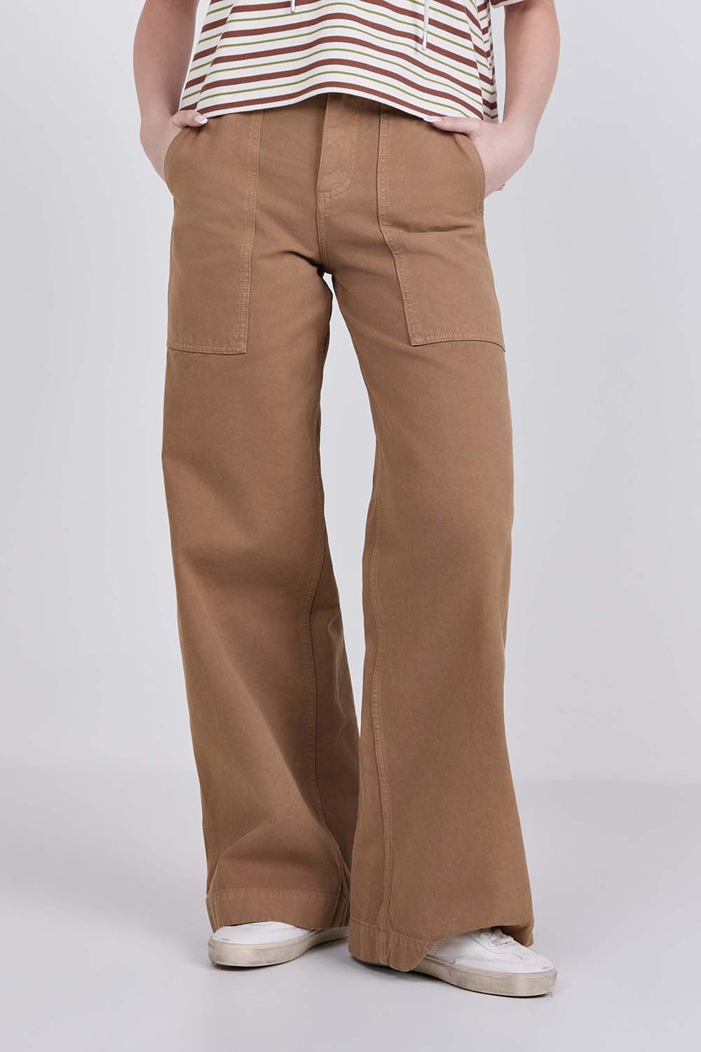 תמונת דוגמן קידמית של מכנסי ג'ינס בגזרה רחבה