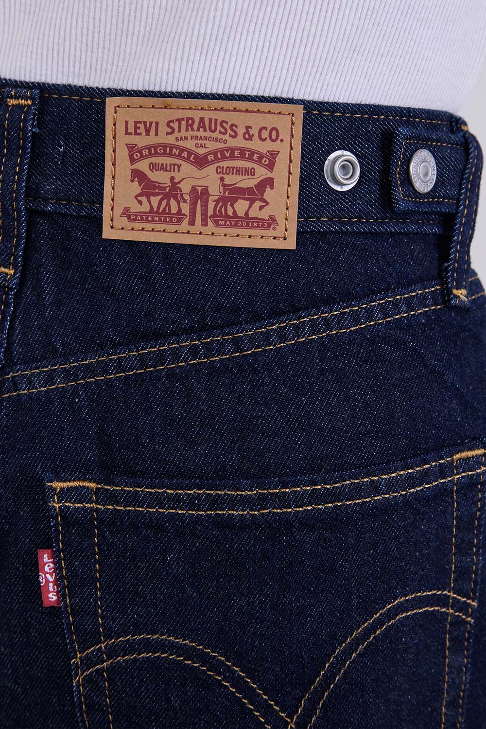 תמונת תקריב דוגמן של מכנסי ג'ינס קצרים