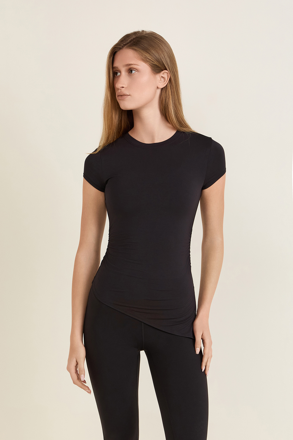 תמונת דוגמן קידמית של Modal-Silk Asymmetrical-Hem T-Shirt