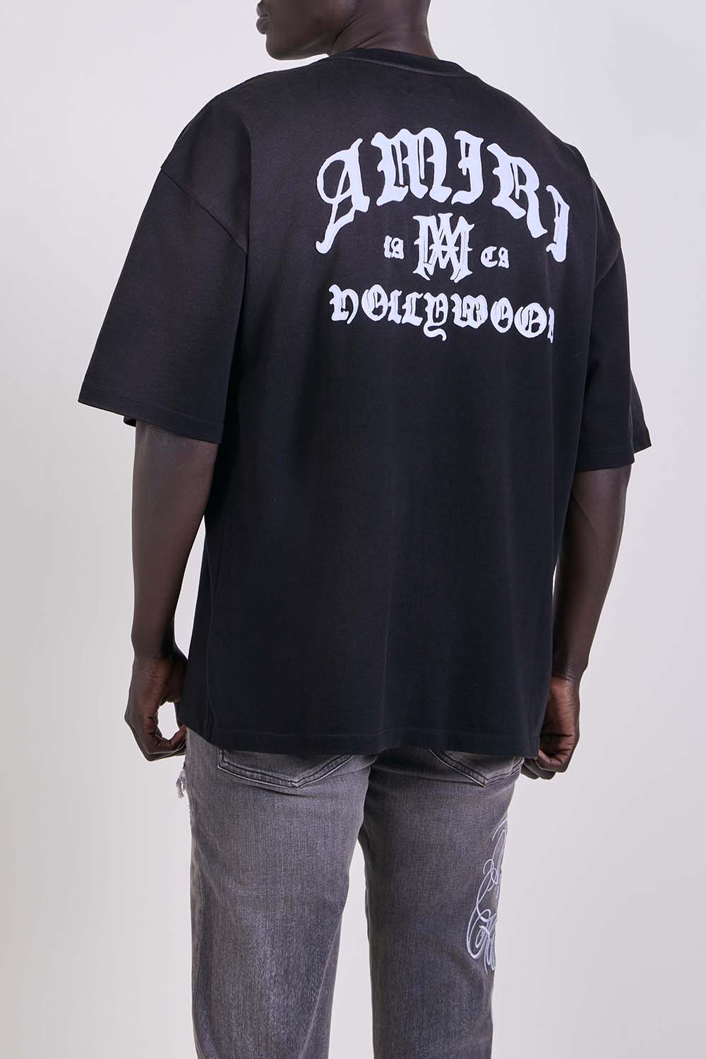 תמונת דוגמן אחורית של חולצת טי בגזרה משוחררת