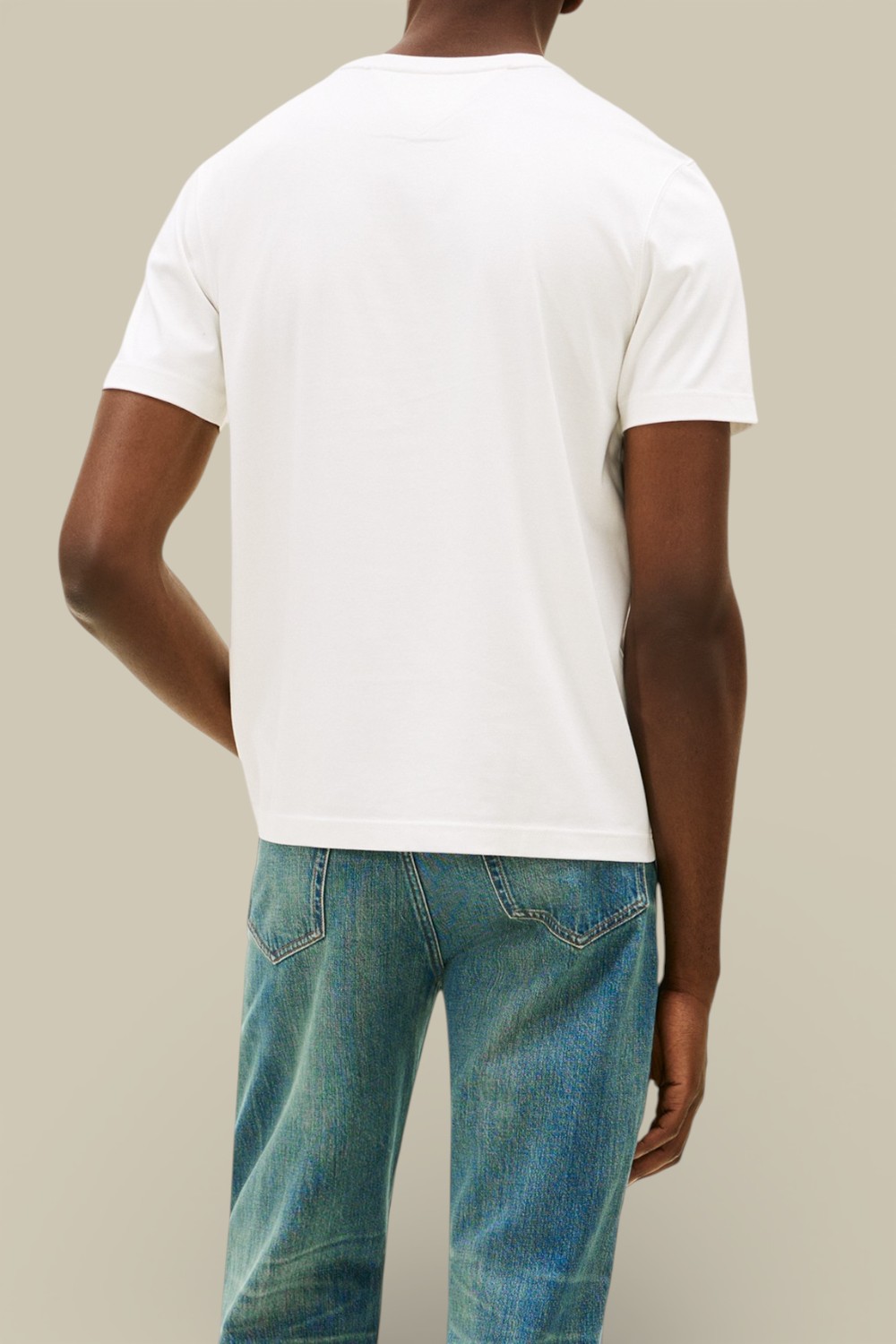 תמונת דוגמן אחורית של חולצת טי