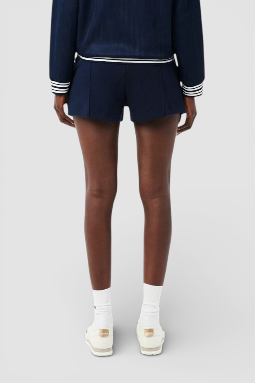 תמונת דוגמן אחורית של מכנסיים קצרים