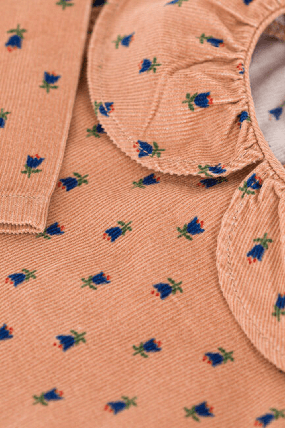 תמונת תקריב של חולצה באריגת קורדרוי עם שרוולים ארוכים - גילאי 18-36 חודשים