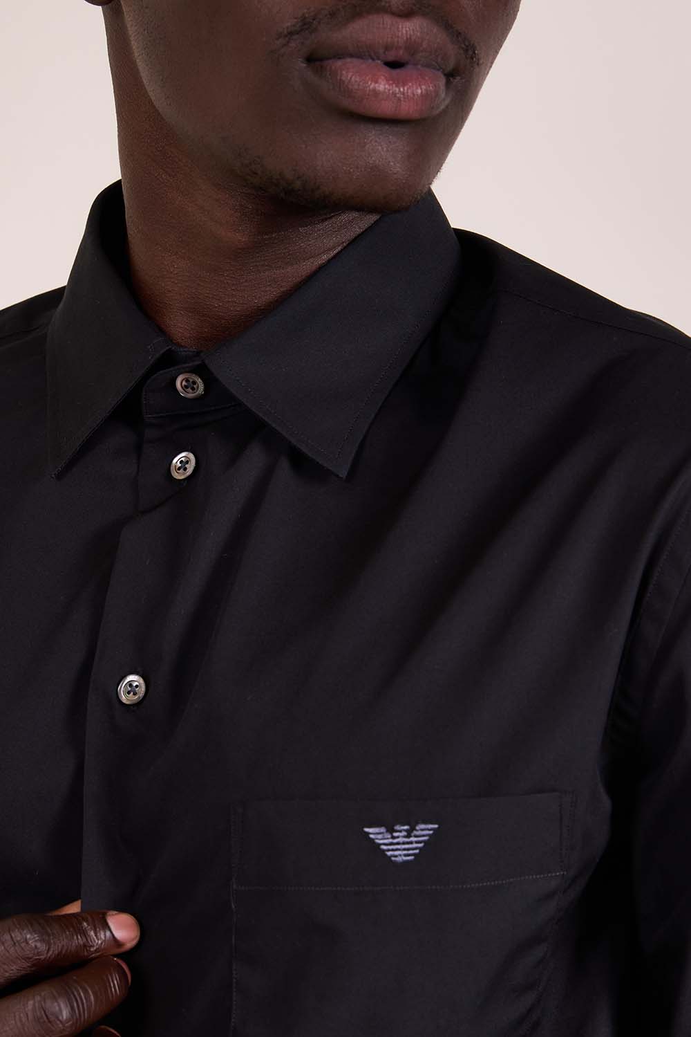 תמונת תקריב דוגמן של חולצה מכופתרת