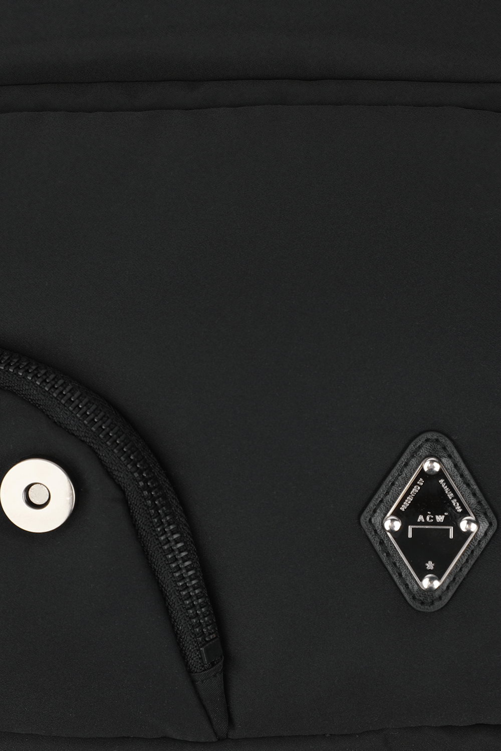 תמונת תקריב של תיק קרוס מרופד עם לוגו יהלום