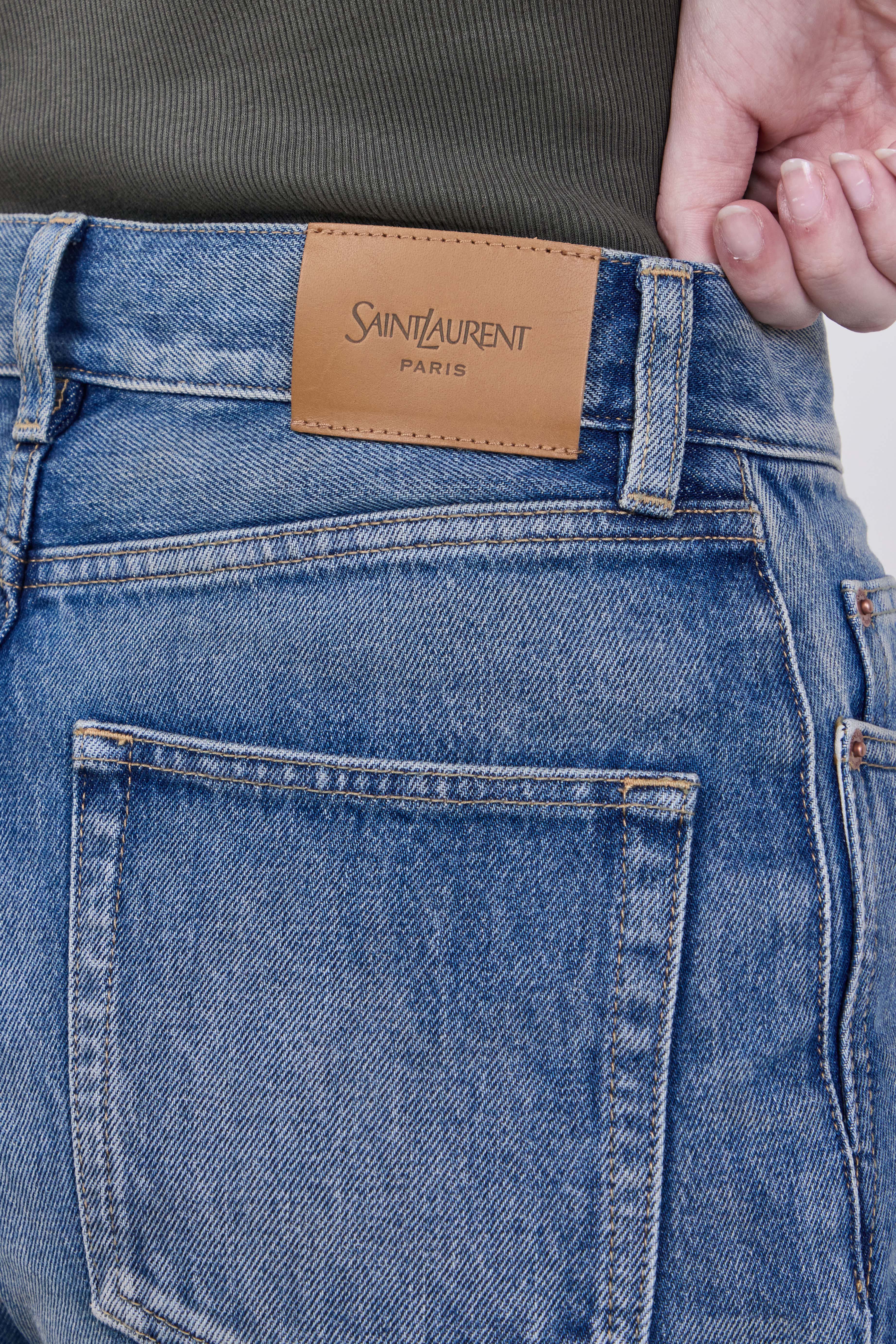 תמונת תקריב דוגמן של מכנסי ג'ינס שנות ה90