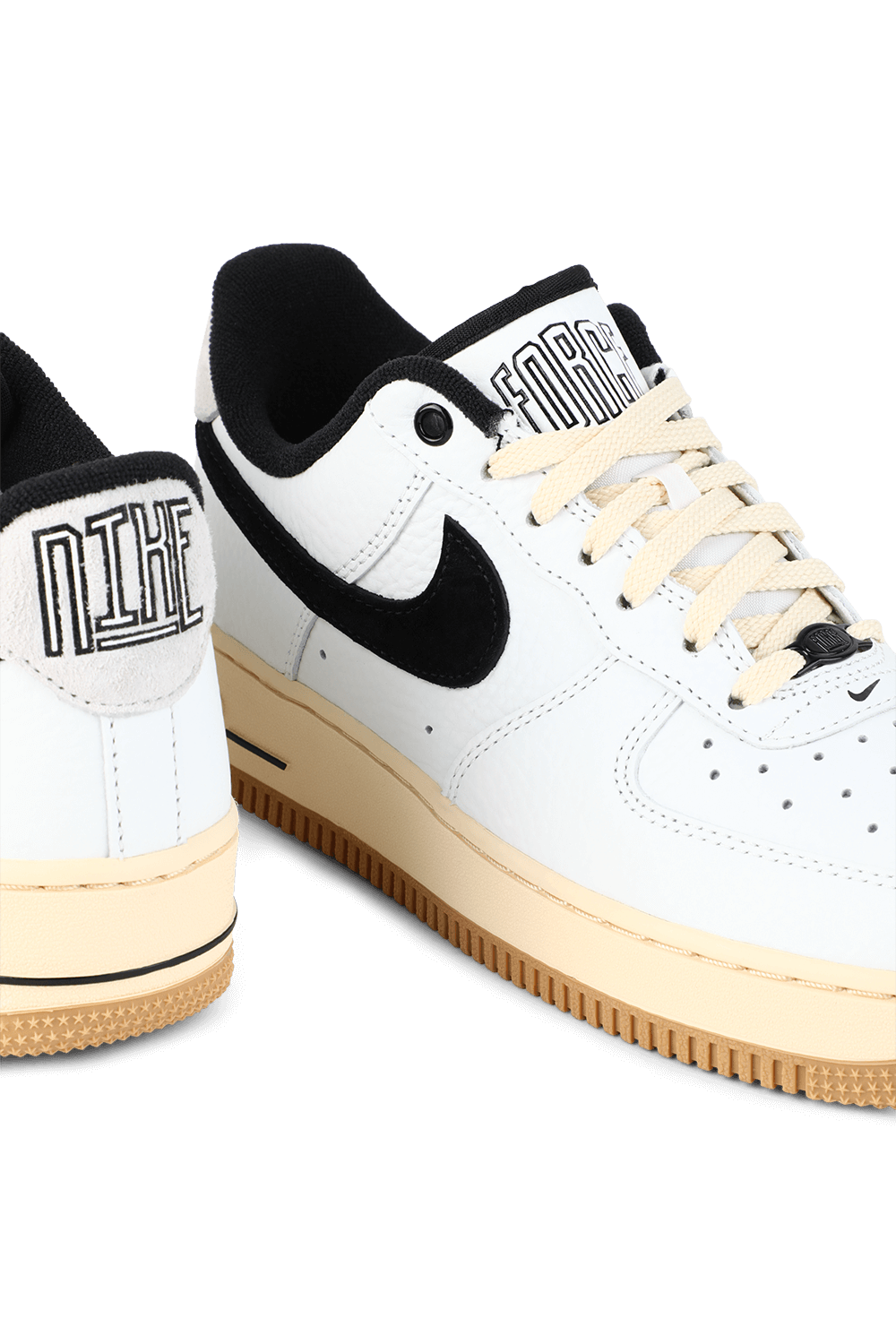 תמונת תקריב של נעלי סניקרס איר פורס