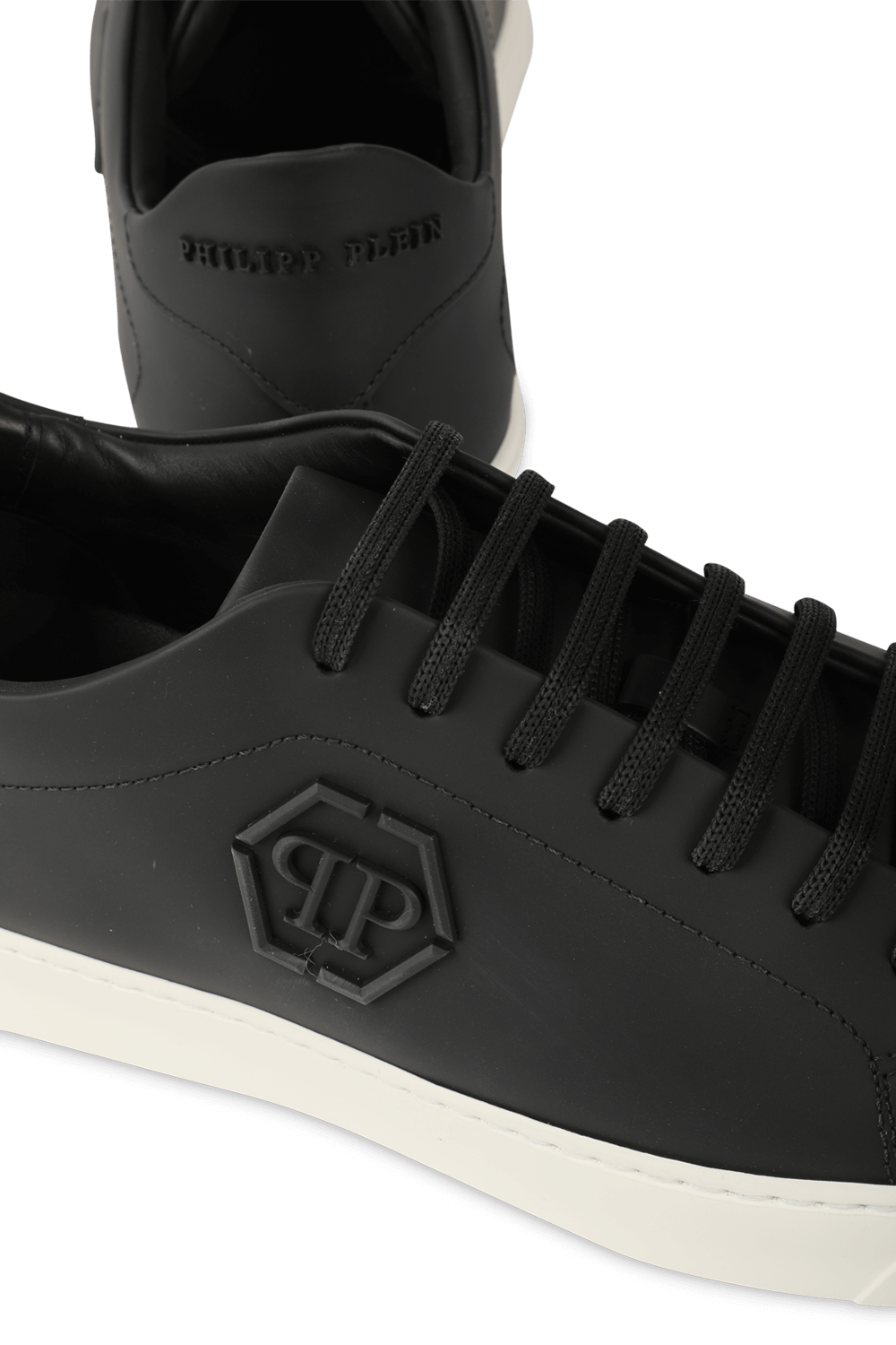 תמונת תקריב של נעלי ספורט מעור עם לוגו בולט