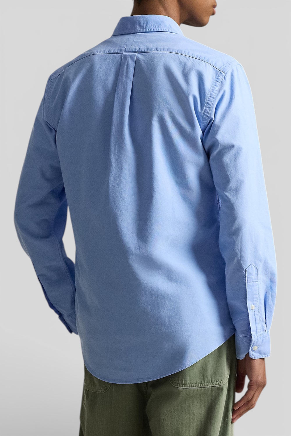 תמונת דוגמן אחורית של חולצה מכופתרת