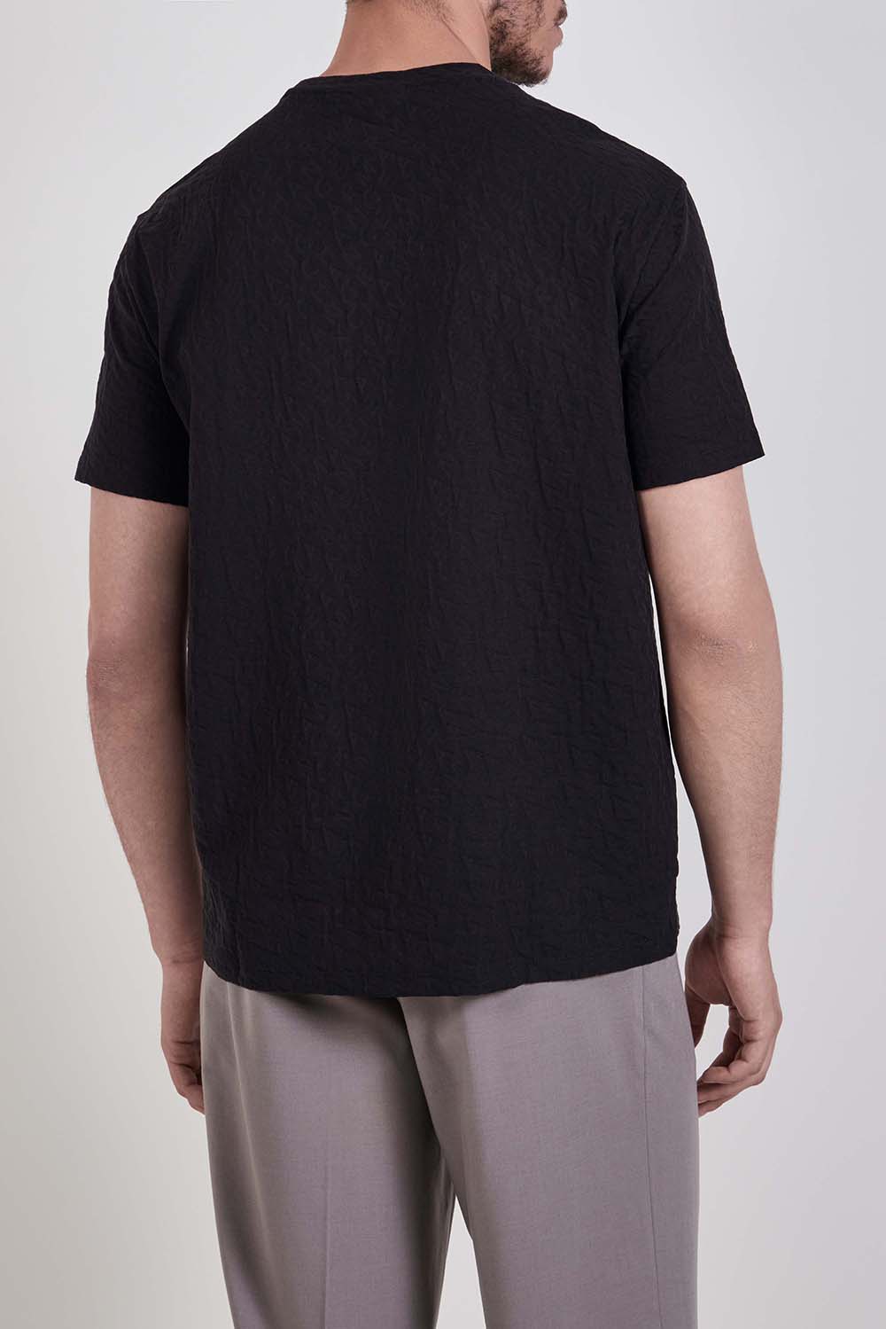 תמונת דוגמן אחורית של חולצת טי בגזרה ישרה