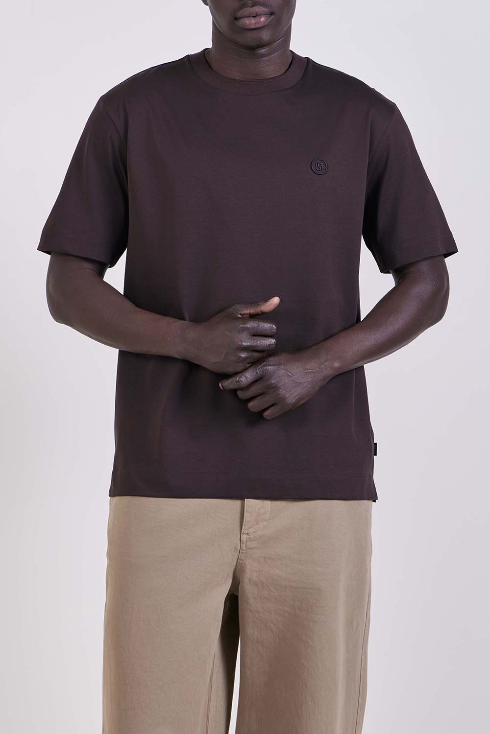 תמונת דוגמן קידמית של חולצת טי בגזרה משוחררת