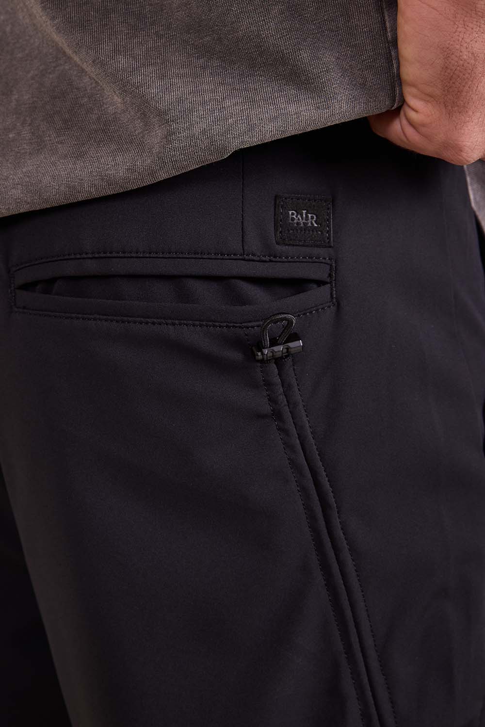 תמונת תקריב דוגמן של מכנסיים ארוכים