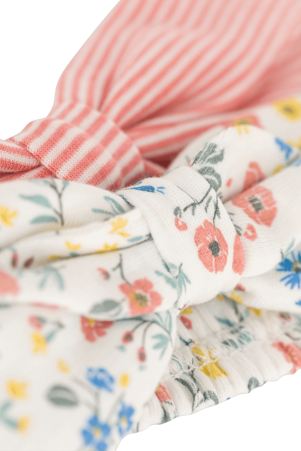 תמונת תקריב של מארז שני פפיונים לשיער עם הדפס פרחוני והדפס פסים ורוד