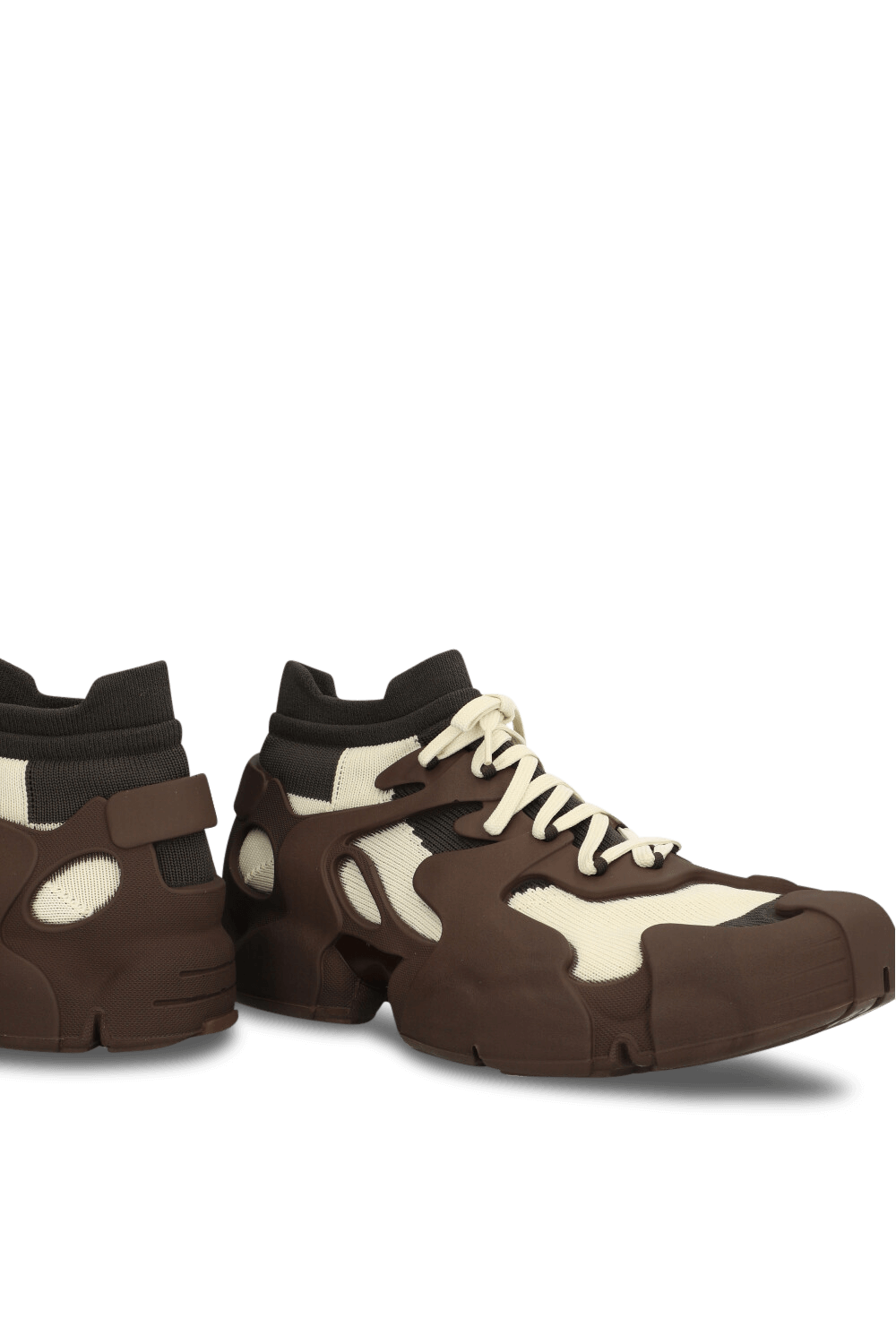 תמונת תקריב של נעלי סניקרס גרב