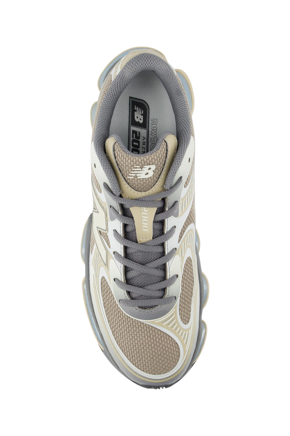 תמונת תקריב של נעלי סניקרס 2000