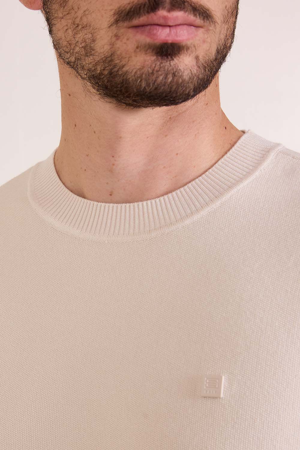 תמונת תקריב דוגמן של סריג טי אוברסייז