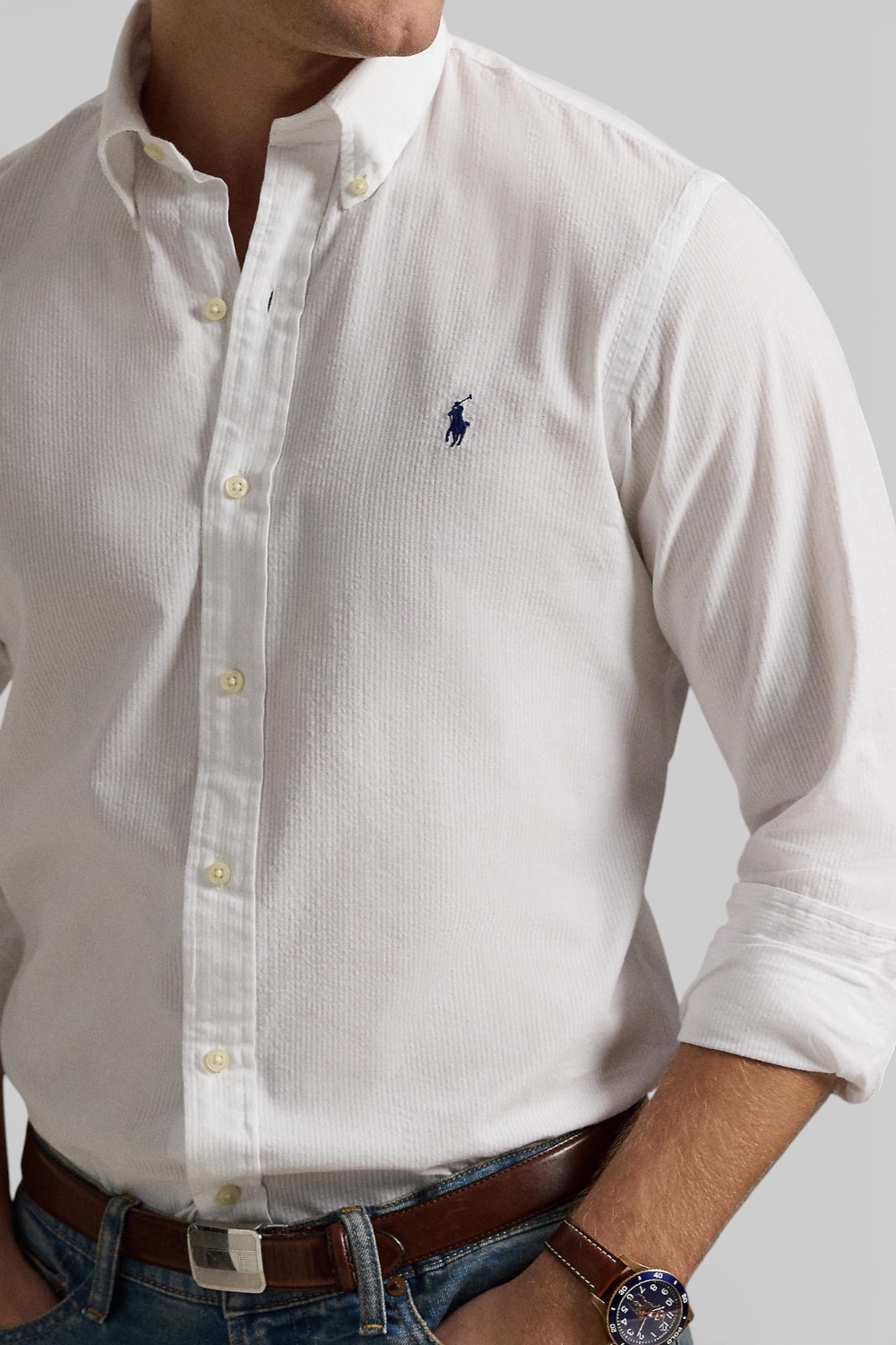 תמונת תקריב דוגמן של חולצה מכופתרת